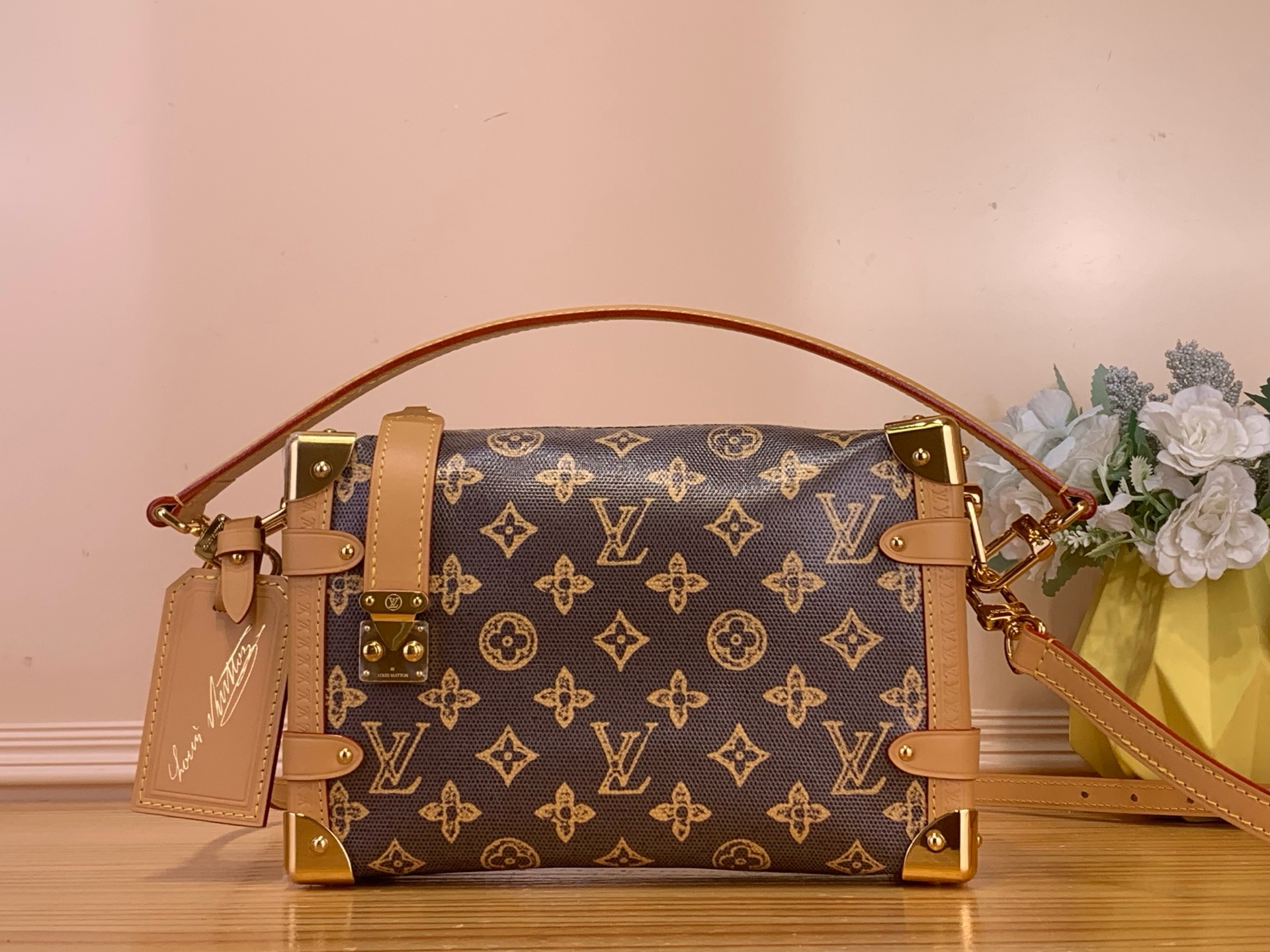 NO:718068,Top Original [Sac Side Trunk MM Handbag] m27516 Brown/Color This timeless Side Trunk MM Xl bag pays homage to the iconic Louis Vuitton Monogram Anniversary. It is offered in Monogram Origine Lt canvas and is decorated with exquisite gold-tone metal details, including mall-inspired corners and S locks. The leather address holder, designed specifically for the Monogram Anniversary collection, as well as the label inside, are exclusive to this edition and pay homage to the heritage of the house.  Dimensions 23.5 x 16 x 8.5 cm 6617075 (length x height x width),, louis vuitton19860909顶级原单【Sac Side Trunk MM手袋】 m27516 棕色/彩色 这款永恒的Side Trunk MM Xl包向标志性的Louis Vuitton Monogram 周年致敬.它以Monogram Origine Lt帆布提供,装饰着精致的金色金属细节,包括受商场启发的角落和S锁.专为Monogram周年纪念系列设计的皮革地址持有人,以及里面的标签,是这个版本的独家产品,向房子的遗产致敬. 尺寸23.5 x 16 x 8.5厘米 6617075（长度x高度x宽度）,,louis vuitton,Bag