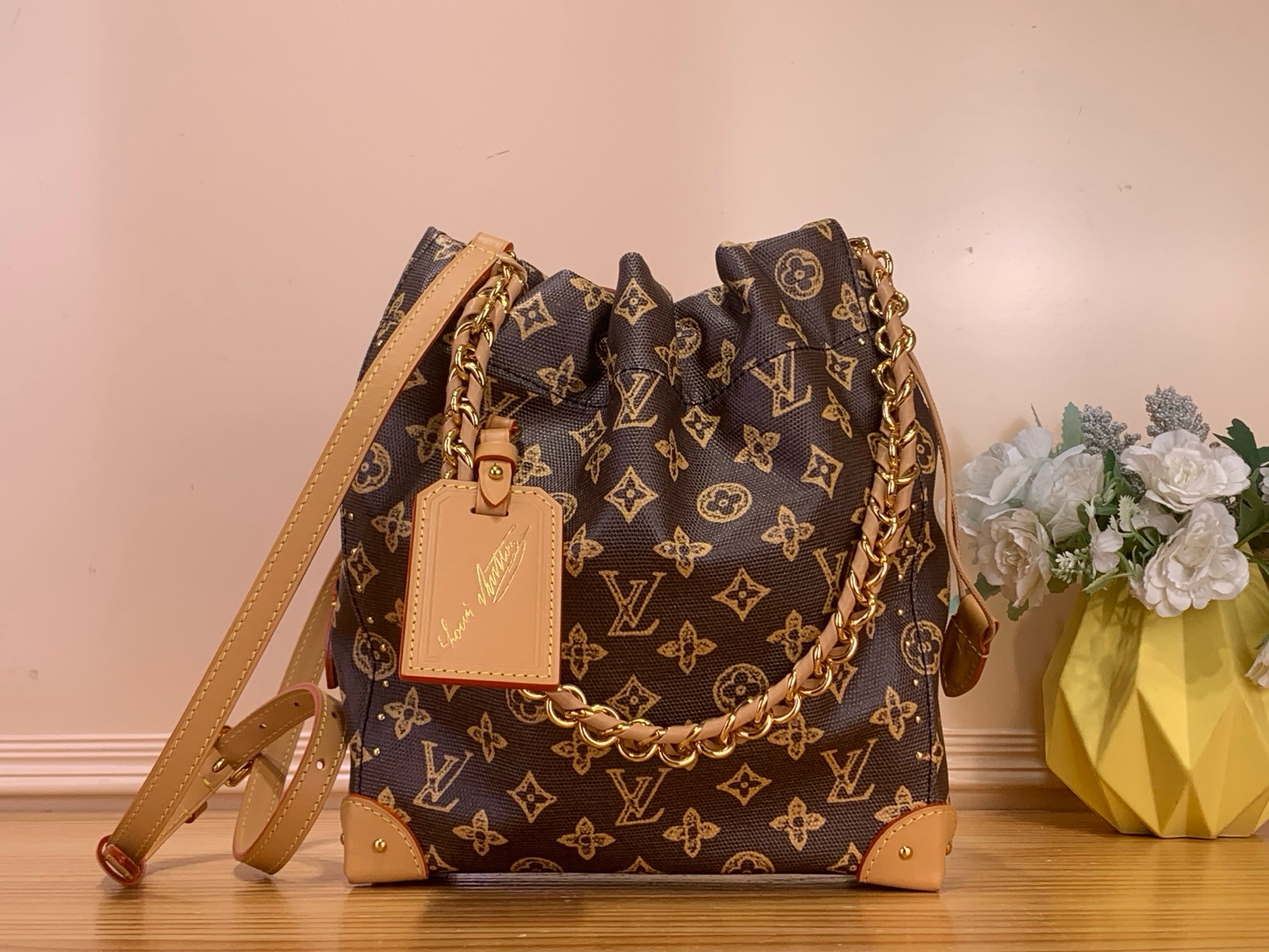 NO:718065,Top original item [NO TRUNK handbag] m28103 brown/color Noé Trunk handbag launches commemorative version to pay tribute to Louis Vuitton's trunk-making heritage and the anniversary of the birth of the Monogram Xl pattern. Lt adds another meaningful choice for collectors. The Monogram Origine pattern canvas creates ample space and is equipped with a drawstring closure to easily accommodate daily needs. The inner label highlights the identity of the series. Dimensions 27 x 8 x 23 cm 6218075  (height x width x length),,louis vuitton19860909顶级原单【NO TRUNK 手袋】 m28103 棕色/彩色 Noé Trunk 手袋推出纪念版本,致敬路易威登的制箱传承和 Monogram Xl图案诞生 周年,Lt为收藏家再添意义之选.Monogram Origine 图案帆布塑造充裕空间,搭配抽绳开合,可轻松容纳日常所需.内里标签点明庆贺系列身份. 尺寸27 x 8 x 23 厘米 6218075 (高 x 宽 x 长度),,louis vuitton,Bag