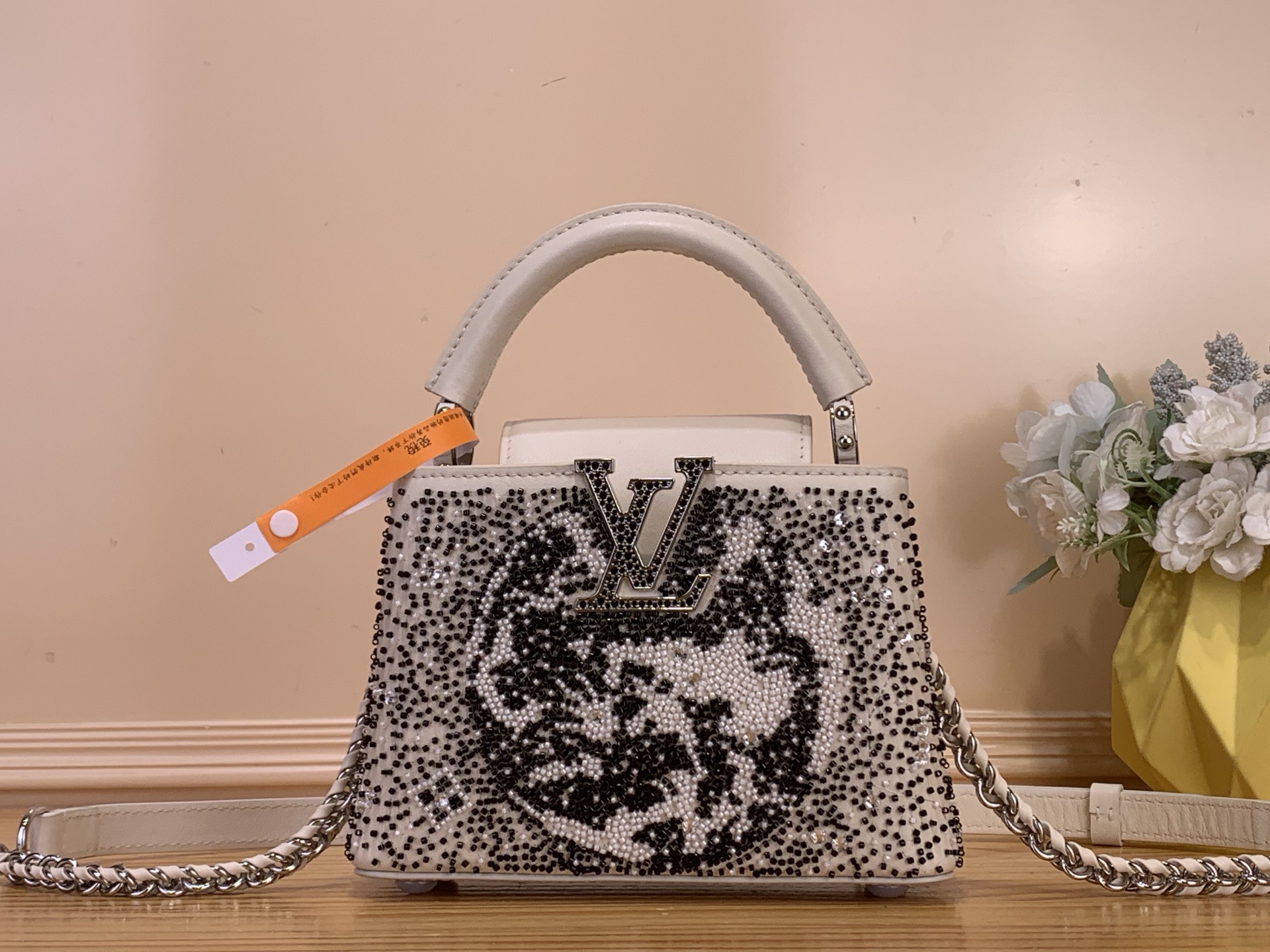 NO:741027,Top original order [CAUCINES mini handbag] m12977 white/bead embroidery This limited edition Caucines hr mini handbag is made of cow leather and uses unique brushwork to celebrate the Lunar New Year. The complex bead embroidery depicts the scene of the bright moon and requires dozens of hours of ingenious sewing to complete. The eye-catching lining highlights the exquisite details, and the inner patch pocket is convenient for storing mobile phones and other daily needs. Size 21 x 13.6 x  8 cm 122121350 (length x height x width),,cowhide19860909顶级原单【CAUCINES 迷你手袋】 m12977 白色/珠刺绣 本款限量版 Caucines hr迷你手袋取材牛皮革,以别致笔触恭贺农历新年.繁复珠饰刺绣描摹皓月当空之景,需要数十小时的匠心缝制方可完成.醒目内衬彰显考究细节,内贴袋便于收纳手机等日常所需. 尺寸21 x 13.6 x 8 厘米 122121350 (长度 x 高 x 宽),,cowhide,Bag