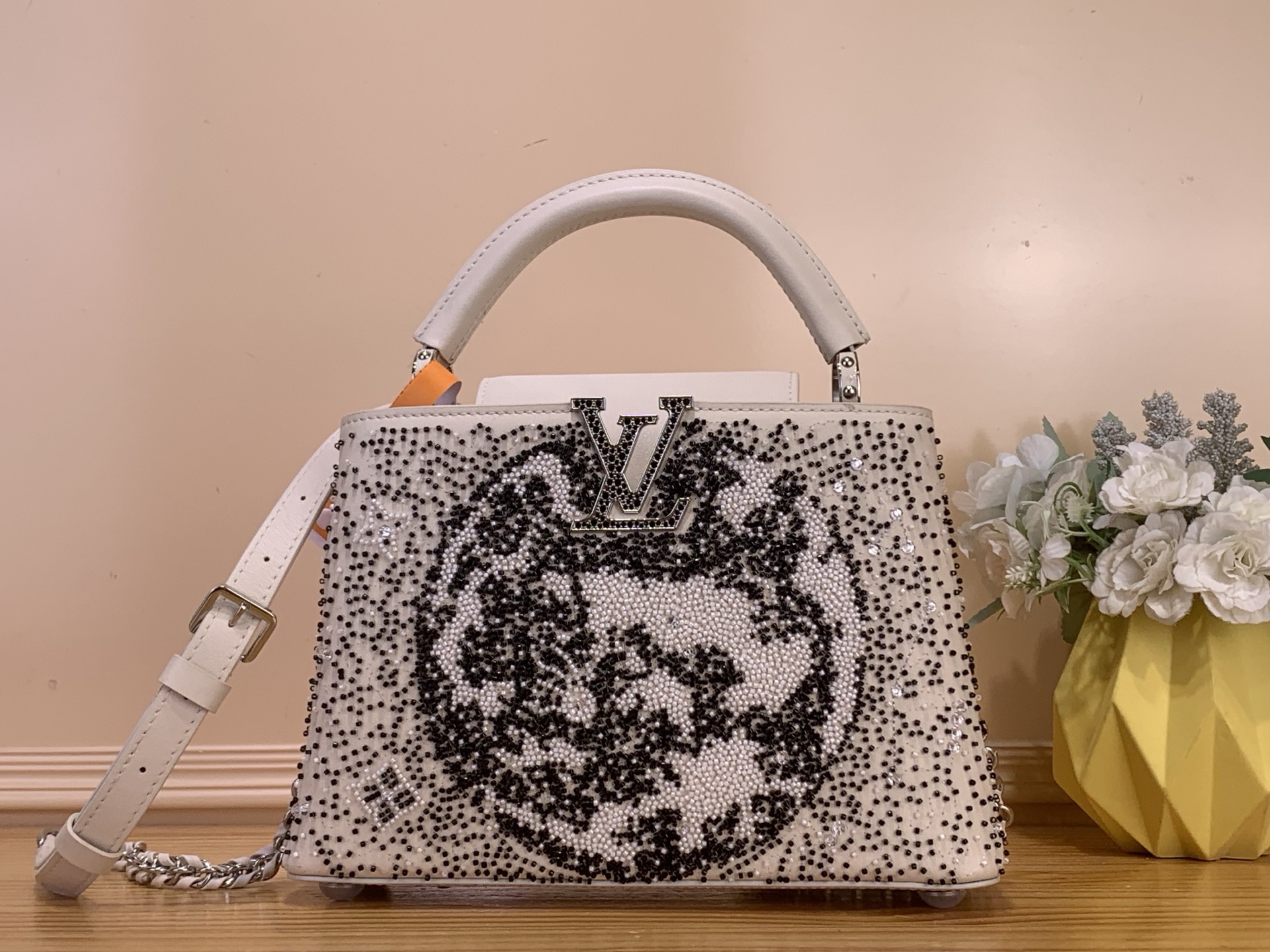 NO:741025,Top original order [CAUCINES small handbag] m12977 white/bead embroidery This limited edition Caucines hr small handbag is made of cow leather and uses unique brushwork to celebrate the Lunar New Year. The complex beaded embroidery depicts the scene of the bright moon and requires dozens of hours of ingenious sewing to complete. The eye-catching lining highlights the exquisite details, and the inner patch pocket is convenient for storing mobile phones and other daily needs. Size 27.0 x  18.0 x 9cm132121450 (length x height x width),,cowhide19860909顶级原单【CAUCINES 小号手袋】 m12977 白色/珠刺绣 本款限量版 Caucines hr小号手袋取材牛皮革,以别致笔触恭贺农历新年.繁复珠饰刺绣描摹皓月当空之景,需要数十小时的匠心缝制方可完成.醒目内衬彰显考究细节,内贴袋便于收纳手机等日常所需. 尺寸27.0 x 18.0 x 9cm132121450 (长度 x 高 x 宽),,cowhide,Bag