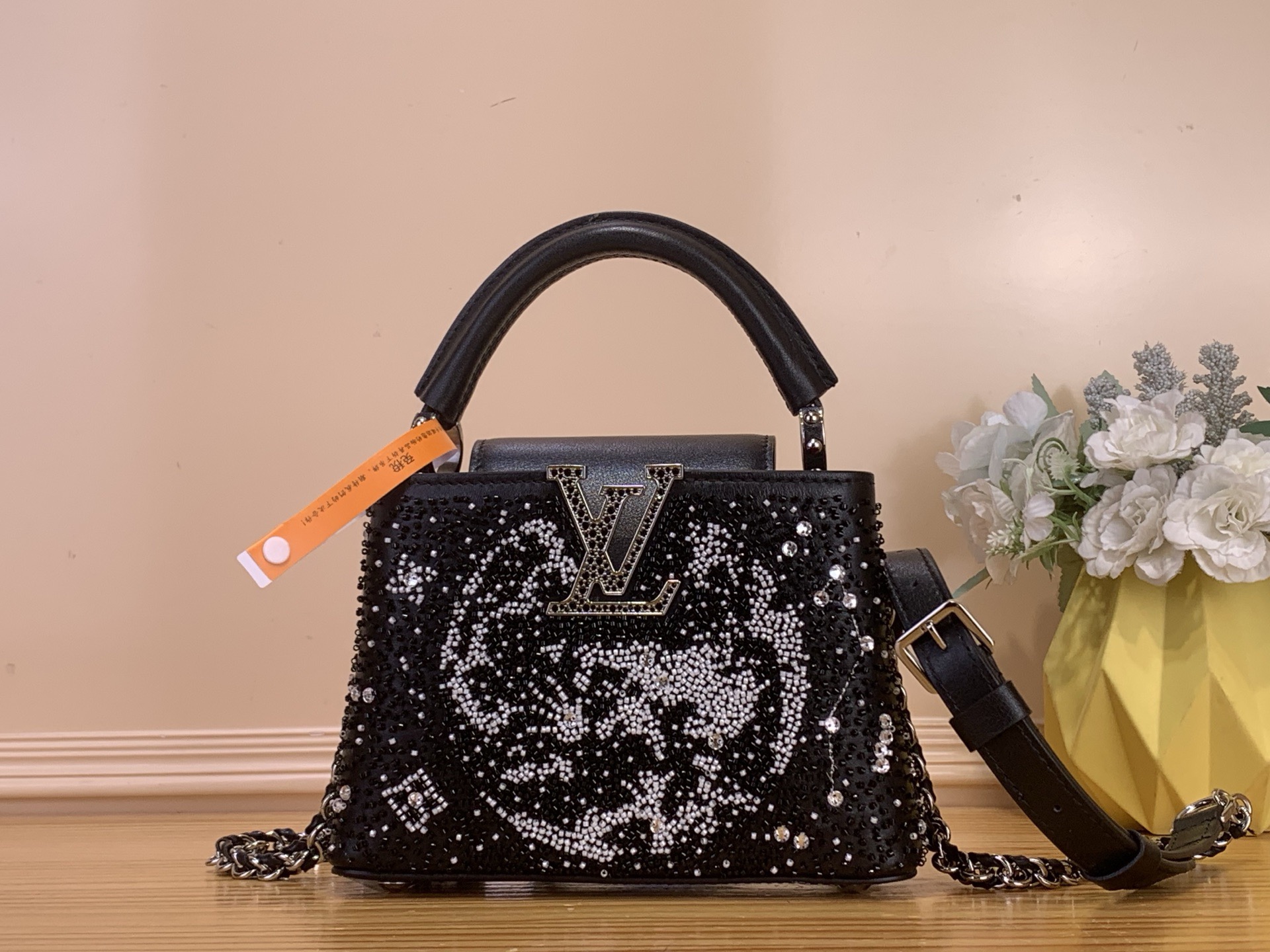 NO:741023,Top original item [CAUCINES mini handbag] m12977 Black with red lining/bead embroidery This limited edition Caucines hr mini handbag is made of cow leather and uses unique brushwork to celebrate the Lunar New Year. The complex bead embroidery depicts the scene of the bright moon and requires dozens of hours of ingenious sewing to complete. The eye-catching lining highlights the exquisite details, and the inner patch pocket is convenient for storing mobile phones and other daily needs. Size 21 x  13.6 x 8 cm 122121350 (length x height x width),,cowhide19860909顶级原单【CAUCINES 迷你手袋】 m12977 黑色拼红色内里/珠刺绣 本款限量版 Caucines hr迷你手袋取材牛皮革,以别致笔触恭贺农历新年.繁复珠饰刺绣描摹皓月当空之景,需要数十小时的匠心缝制方可完成.醒目内衬彰显考究细节,内贴袋便于收纳手机等日常所需. 尺寸21 x 13.6 x 8 厘米 122121350 (长度 x 高 x 宽),,cowhide,Bag