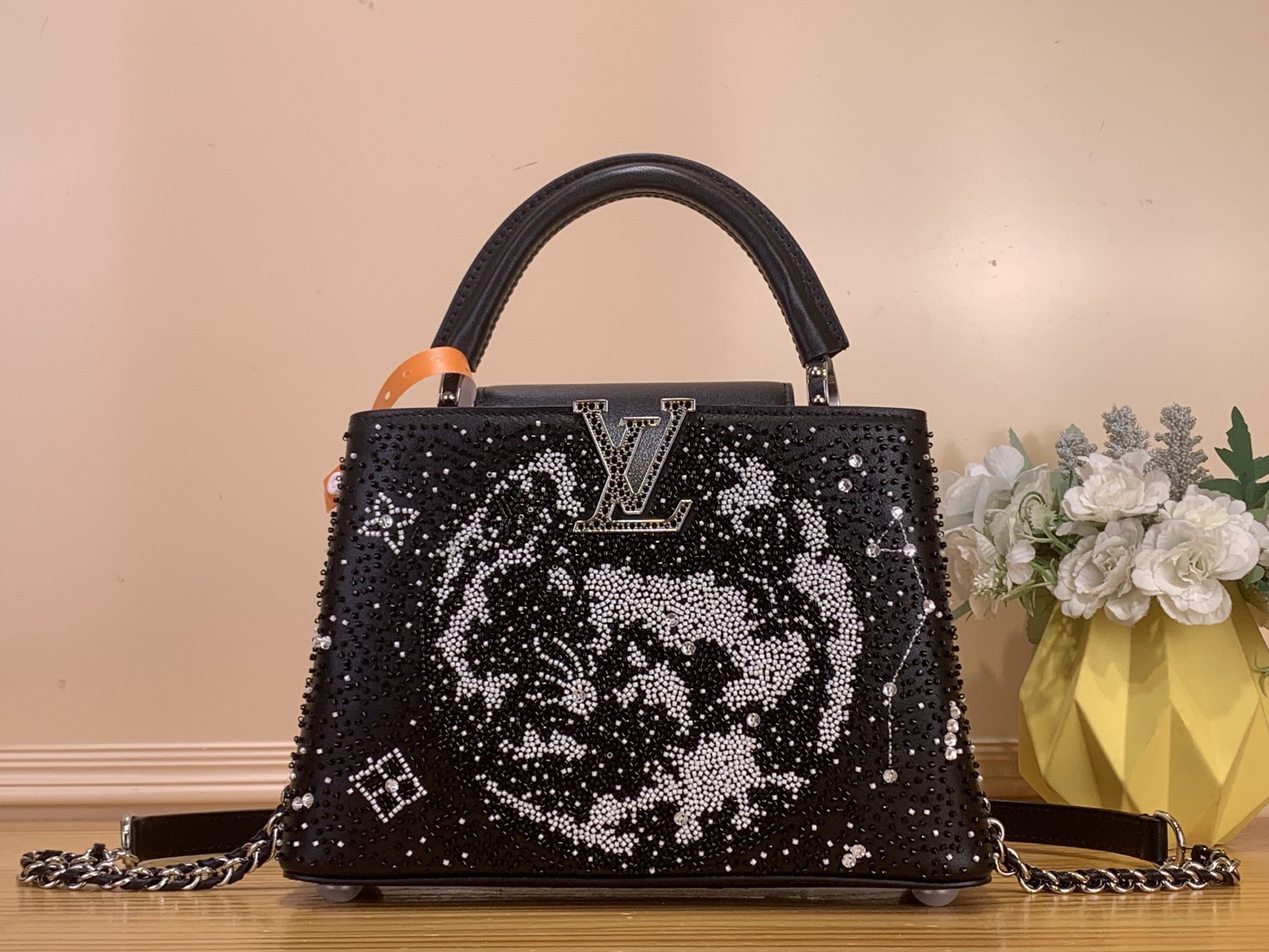 NO:741021,Top original item [CAUCINES small handbag] m12977 black with red lining/bead embroidery. This limited edition Caucines hr small handbag is made of cow leather and uses unique brushwork to celebrate the Lunar New Year. The complex beaded embroidery depicts the bright moon in the sky and requires dozens of hours of ingenious sewing to complete. The eye-catching lining shows the exquisite details, and the inner patch pocket is convenient for storing mobile phones and other daily needs.  Dimensions 27.0 x 18.0 x 9cm132121450 (length x height x width),,cowhide19860909顶级原单【CAUCINES 小号手袋】 m12977 黑色拼红色内里/珠刺绣 本款限量版 Caucines hr小号手袋取材牛皮革,以别致笔触恭贺农历新年.繁复珠饰刺绣描摹皓月当空之景,需要数十小时的匠心缝制方可完成.醒目内衬彰显考究细节,内贴袋便于收纳手机等日常所需. 尺寸27.0 x 18.0 x 9cm132121450 (长度 x 高 x 宽),,cowhide,Bag