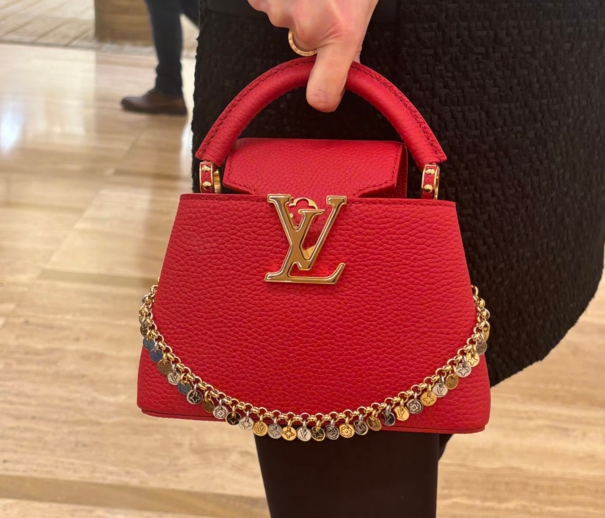 NO:741026,[CAUCINES BB handbag] M48865 28197 Big red/color chain (Chinese red) LV Confetti series presents the upgraded version of the Caucines BB handbag. The Taurillon cow leather bag is embellished with exquisite chains and LV logos, showing the brand's exquisite craftsmanship. The right size can accommodate mobile phones and other daily needs, making it a good choice for urban commuting. Size 21* 14* 8 cm  120121350 Dimensions 19 x 9 x 27 cm 130121450 Dimensions 31.5 x 20 x 11 cm 135121550,,louis vuitton,cowhide19860909【CAUCINES BB 手袋】M48865 28197 大红色/彩色链（中国红） LV Confetti 系列倾情呈献升级版 Caucines BB 手袋,为 Taurillon 牛皮革包身点缀精美链条和 LV 标识,尽显品牌精湛匠艺.恰宜尺寸可容纳手机等日常所需,成就都市通勤佳选. 尺寸21* 14* 8 cm 120121350 尺寸19 x 9 x 27 厘米 130121450 尺寸31.5 x 20 x 11 厘米135121550,,louis vuitton,cowhide,Bag