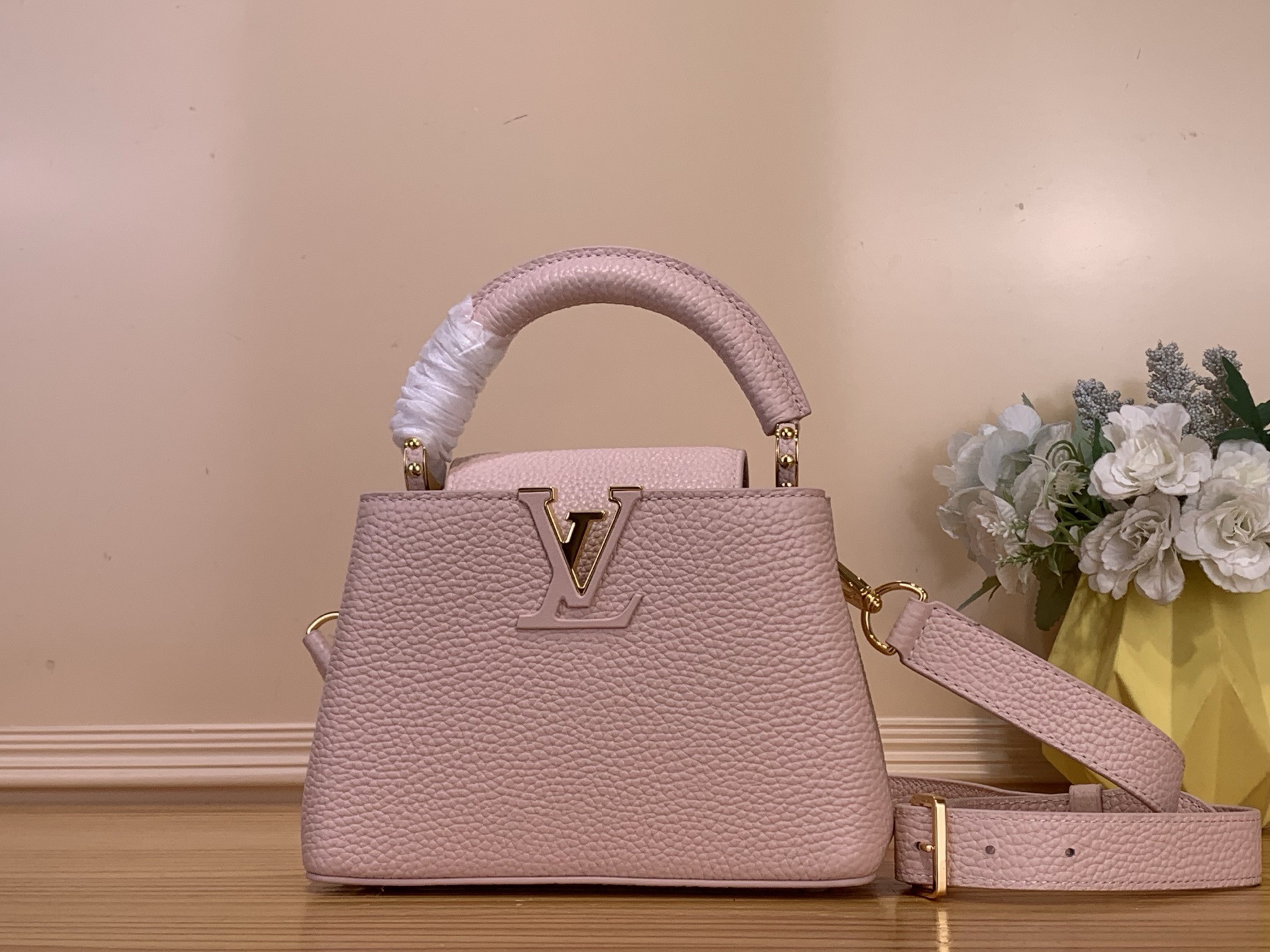 NO:741040,Top original order [CAUCINES mini handbag] m24733 white m24729 black m25090 pink This Caucines HL mini handbag is made of fine Taurillon leather, with a shiny handle ring and the iconic LV lettering to highlight the compact shape. The detachable shoulder strap can be used to convert it from shoulder to crossbody. Dimensions 21 x 13.6 x 8 cm  8519095,,louis vuitton,cowhide19860909顶级原单【CAUCINES 迷你手袋】 m24733 白色 m24729 黑色 m25090 粉色 本款 Caucines Hl迷你手袋取材细腻 Taurillon 牛皮革,以莹亮手柄环和标志性 LV 字母点亮袖珍构型.巧用可拆卸肩带,肩背斜挎自如转换. 尺寸21 x 13.6 x 8 厘米 8519095,,louis vuitton,cowhide,Bag