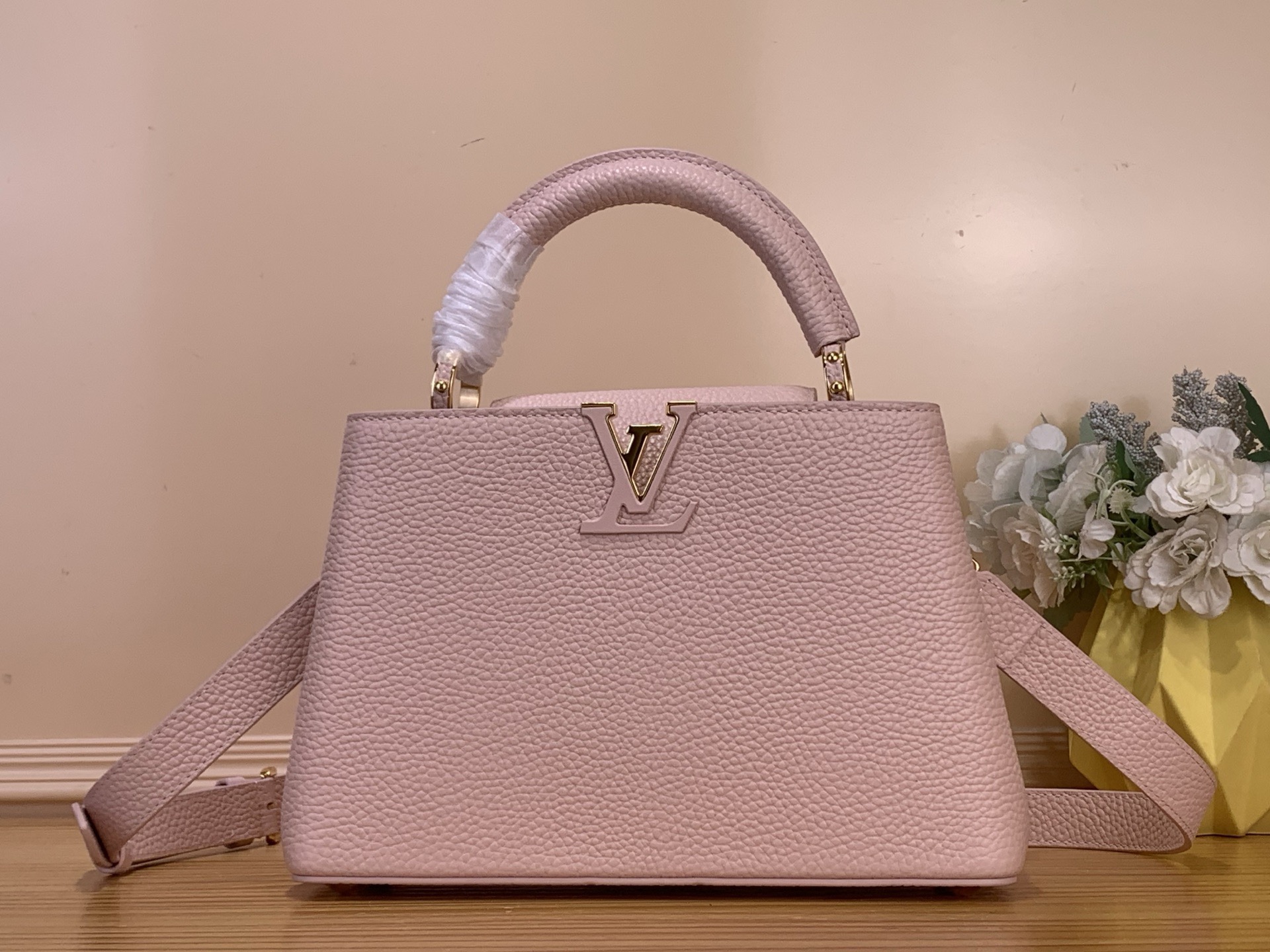 NO:741038,Top original order [Caucines BB handbag] m24656 light blue m24655 flint gray m25087 off-white m24736 elephant gray m24728 black The now classic Caucines BB HL handbag is made of full-grain Taurillon leather, displaying many of House’s signature leather-wrapped LV initials, a jewel-like handle stand inspired by the historical tree trunk, and a Monogram  Unique flap in Flower pattern. Timeless and elegant, this charming model can be carried by the hand or worn cross-body on the removable strap. First launched in 2013, Caucines is named after the Paris street where Louis Vuitton first opened its store in 1854. Dimensions 27 x 17.3 x 9 cm 951981050,,louis vuitton,louis vuitton19860909顶级原单【Caucines BB 手袋】m24656 浅蓝色 m24655 燧石灰 m25087 米白色 m24736 象灰色 m24728 黑色 现在经典的Caucines BB Hl手提包由全粒面Taurillon皮革制成,展示了许多House的签名皮革包裹的LV首字母,灵感来自历史树干的珠宝般的手柄支架,以及带有Monogram Flower图案的独特翻盖.永恒优雅,这个迷人的模型可以手拿,也可以在可拆卸的带子上佩戴斜挎.Caucines于2013年首次推出,以路易威登于1854年首次开店的巴黎街道命名. 尺寸27 x 17.3 x 9 厘米 951981050,,louis vuitton,louis vuitton,Bag