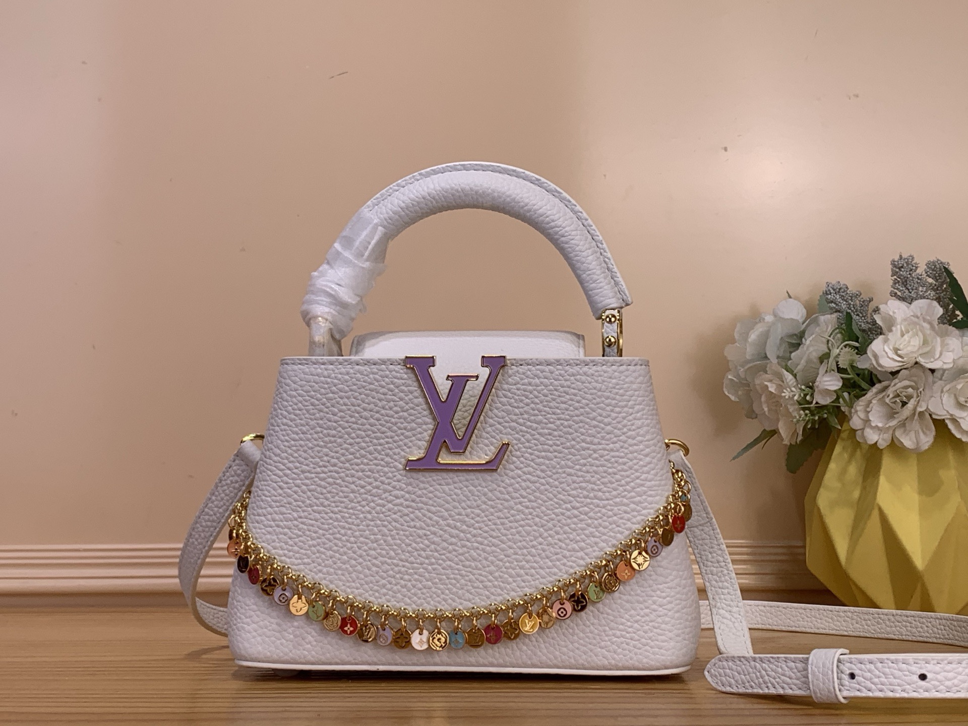 NO:741033,Top original order [Caucines mini handbag] M48865 28200 white purple buckle (color chain) LV Confetti series presents the upgraded version of Caucines mini handbag. The Taurillon hl cow leather bag is embellished with exquisite chains and LV logo, showing the brand's exquisite craftsmanship. The right size can accommodate mobile phones and other daily needs, making it a good choice for urban commuting. Size 21* 14* 8 cm  125121350,,louis vuitton,cowhide19860909顶级原单【Caucines mini 手袋】M48865 28200 白色紫扣（彩色链条） LV Confetti 系列倾情呈献升级版 Caucines mini 手袋,为 Taurillon hl牛皮革包身点缀精美链条和 LV 标识,尽显品牌精湛匠艺.恰宜尺寸可容纳手机等日常所需,成就都市通勤佳选. 尺寸21* 14* 8 cm 125121350,,louis vuitton,cowhide,Bag