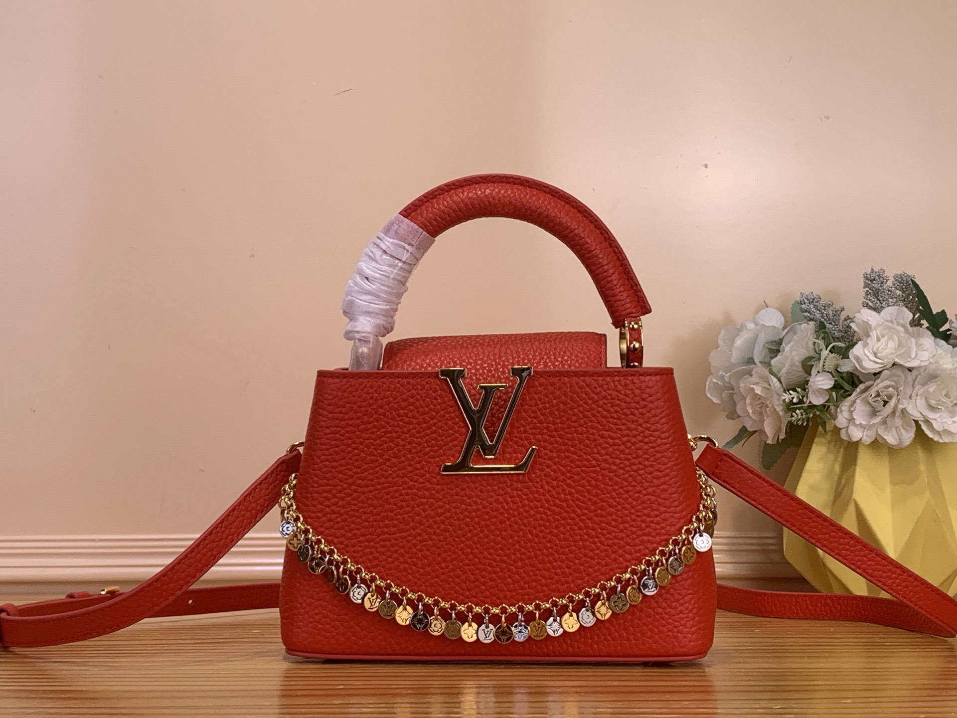 NO:741030,Top original order [CAUCINES mini handbag] M48865 28197 bright red/color chain (Chinese red) LV Confetti series presents the upgraded version of Caucines mini handbag. The Taurillon Hl cow leather bag is embellished with exquisite chains and LV logos, showing the brand's exquisite craftsmanship. The right size can accommodate mobile phones and other daily needs, making it a good choice for urban commuting. Size 21* 14* 8 cm  120121250,,louis vuitton,cowhide19860909顶级原单【CAUCINES mini 手袋】M48865 28197 大红色/彩色链（中国红） LV Confetti 系列倾情呈献升级版 Caucines mini 手袋,为 Taurillon Hl牛皮革包身点缀精美链条和 LV 标识,尽显品牌精湛匠艺.恰宜尺寸可容纳手机等日常所需,成就都市通勤佳选. 尺寸21* 14* 8 cm 120121250,,louis vuitton,cowhide,Bag