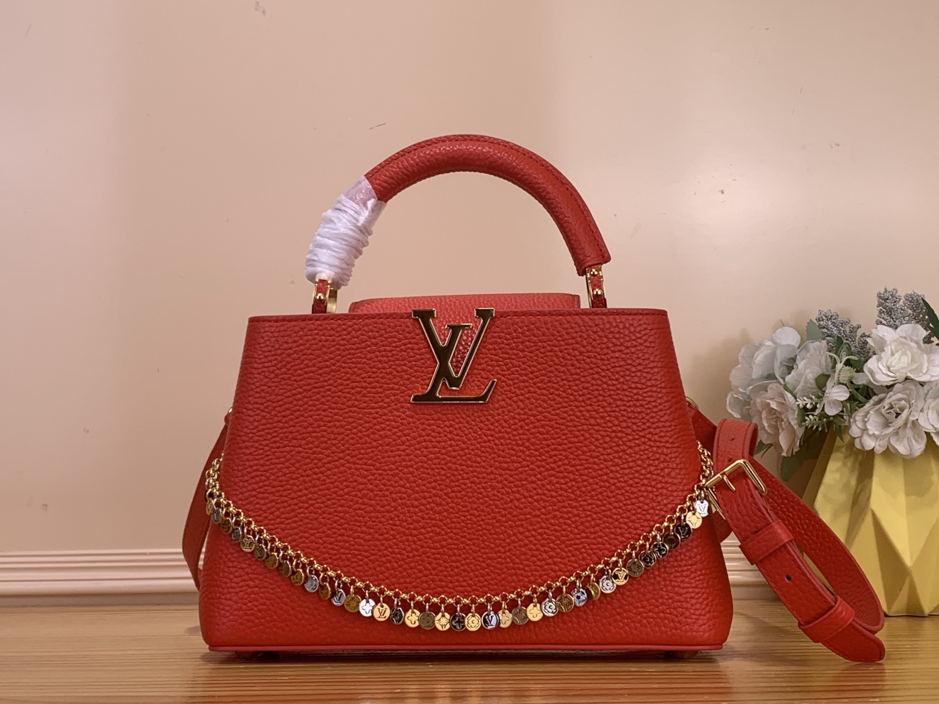 NO:741028,Top original order [CAUCINES BB handbag] M48865 28197 bright red/color chain (Chinese red) LV Confetti series presents the upgraded version of Caucines BB handbag. The Taurillon Hl cow leather bag is embellished with exquisite chains and LV logos, showing the brand's exquisite craftsmanship. The right size can accommodate mobile phones and other daily needs, making it a good choice for urban commuting. Size 19 x 9 x 27 cm  130121450,,louis vuitton,cowhide19860909顶级原单【CAUCINES BB 手袋】M48865 28197 大红色/彩色链（中国红） LV Confetti 系列倾情呈献升级版 Caucines BB 手袋,为 Taurillon Hl牛皮革包身点缀精美链条和 LV 标识,尽显品牌精湛匠艺.恰宜尺寸可容纳手机等日常所需,成就都市通勤佳选. 尺寸19 x 9 x 27 厘米 130121450,,louis vuitton,cowhide,Bag