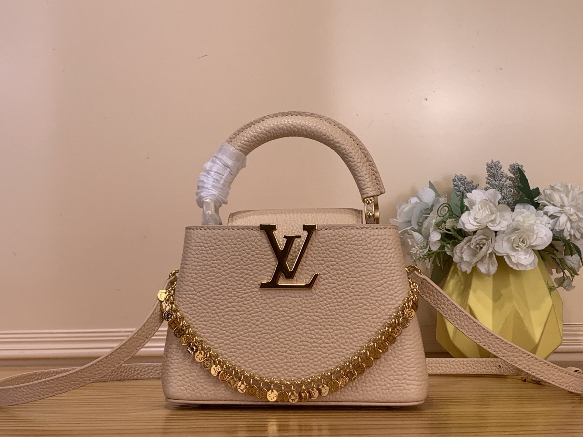 NO:741022,Top original order [CAUCINES mini handbag] m28197 black/color chain m28245 milk tea/color chain The LV Confetti series presents the upgraded version of the Caucines mini handbag. The Taurillon Hl cow leather body is embellished with exquisite chains and LV logos, showing the brand's exquisite craftsmanship. The right size can accommodate mobile phones and other daily needs, making it a good choice for urban commuting. Size 21* 14* 8 cm  120121340,,louis vuitton,cowhide19860909顶级原单【CAUCINES mini 手袋】 m28197 黑色/彩色链 m28245 奶茶色/彩色链 LV Confetti 系列倾情呈献升级版 Caucines mini 手袋,为 Taurillon Hl牛皮革包身点缀精美链条和 LV 标识,尽显品牌精湛匠艺.恰宜尺寸可容纳手机等日常所需,成就都市通勤佳选. 尺寸21* 14* 8 cm 120121340,,louis vuitton,cowhide,Bag