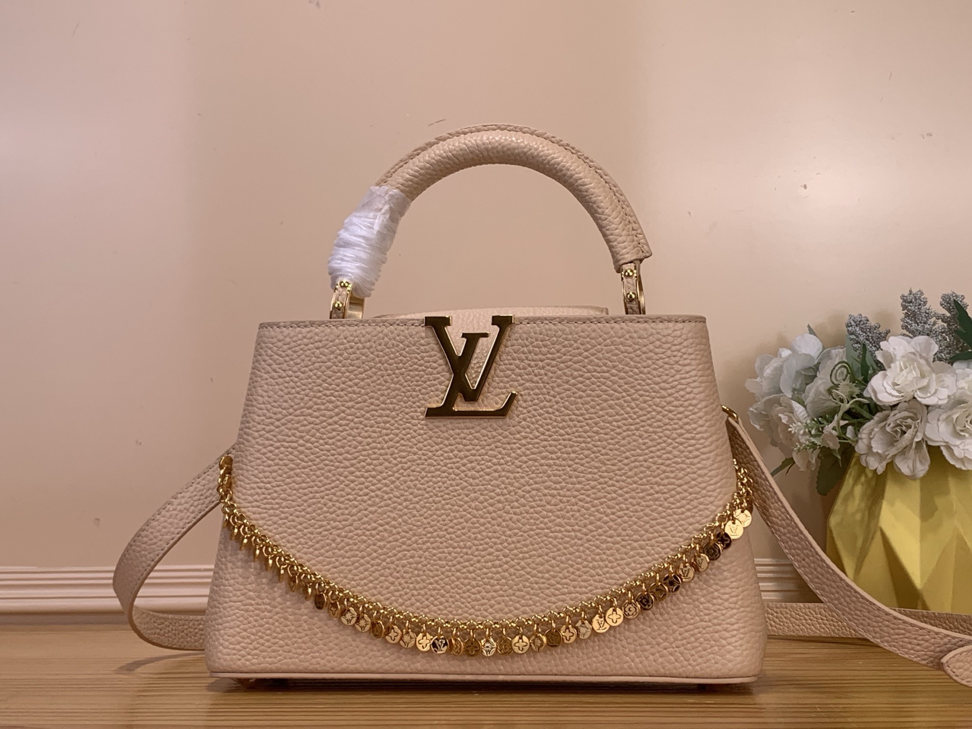 NO:741036,Top original order [CAUCINES BB handbag] m28197 black/color chain m28245 milk tea/color chain The LV Confetti series presents the upgraded version of the Caucines BB handbag. The Taurillon Hl cow leather bag is embellished with exquisite chains and LV logos, showing the brand's exquisite craftsmanship. The right size can accommodate mobile phones and other daily needs, making it a good choice for urban commuting. Size 19 x 9 x 27 cm  130121400,,louis vuitton,cowhide19860909顶级原单【CAUCINES BB 手袋】 m28197 黑色/彩色链 m28245 奶茶色/彩色链 LV Confetti 系列倾情呈献升级版 Caucines BB 手袋,为 Taurillon Hl牛皮革包身点缀精美链条和 LV 标识,尽显品牌精湛匠艺.恰宜尺寸可容纳手机等日常所需,成就都市通勤佳选. 尺寸19 x 9 x 27 厘米 130121400,,louis vuitton,cowhide,Bag