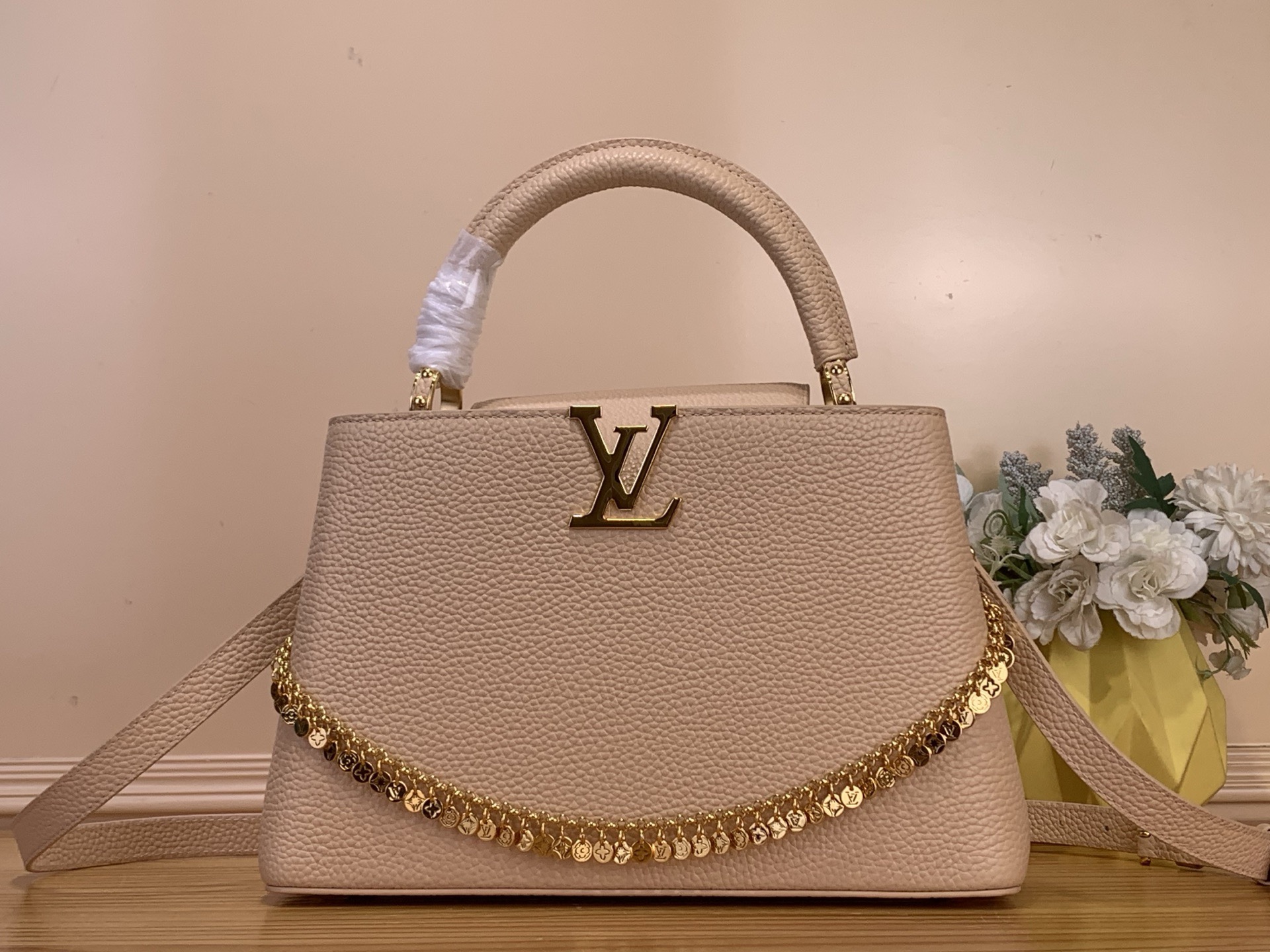 NO:741034,Top original CAUCINES MM handbag] m28197 black/color chain m28245 milk tea/color chain The LV Confetti series presents the upgraded version of the Caucines MM handbag. The Taurillon HL cow leather bag is embellished with exquisite chains and LV logos, showing the brand's exquisite craftsmanship. The right size can accommodate mobile phones and other daily needs, making it a good choice for urban commuting. Size 31.5 x 20 x  11 cm135121400,,louis vuitton,cowhide19860909顶级原单CAUCINES MM 手袋】 m28197 黑色/彩色链 m28245 奶茶色/彩色链 LV Confetti 系列倾情呈献升级版 Caucines MM 手袋,为 Taurillon Hl 牛皮革包身点缀精美链条和 LV 标识,尽显品牌精湛匠艺.恰宜尺寸可容纳手机等日常所需,成就都市通勤佳选. 尺寸31.5 x 20 x 11 厘米135121400,,louis vuitton,cowhide,Bag