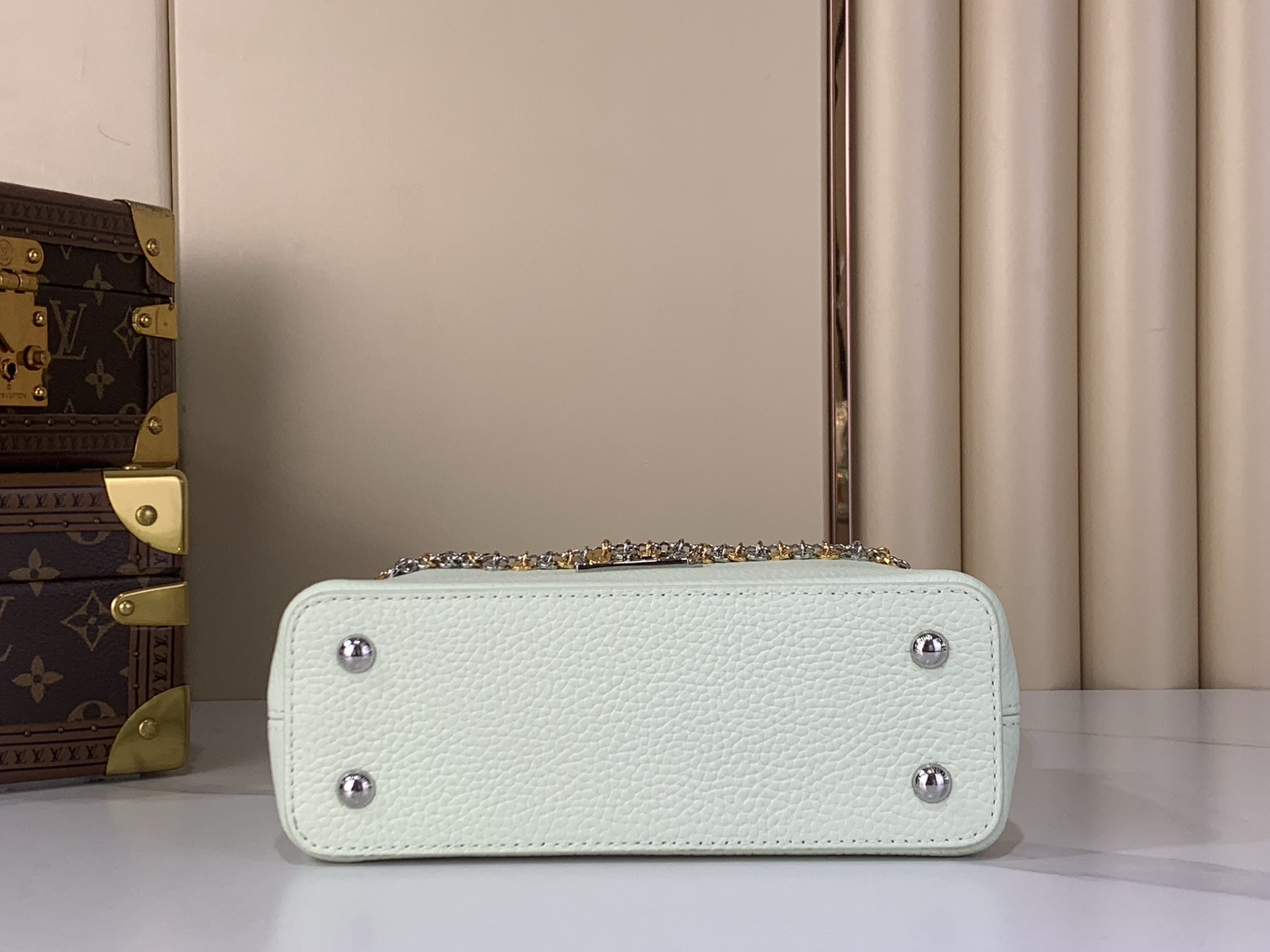 LV Style Beige Leather Top Handle Bag style reference detail image 4 from source 770236