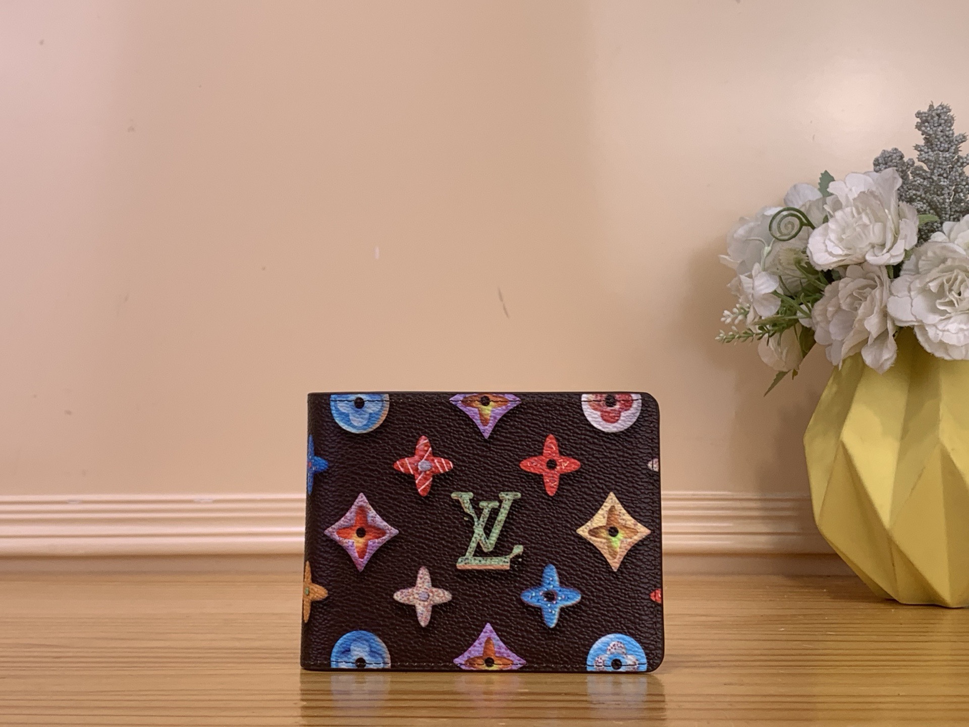 NO:741052,Top original item [SLENDER wallet] m28042 blue m28283 brown/dopamine colorful This Slender wallet is made of Monogram Donuts ms coated canvas to convey gourmet interest. The brand's classic Monogram pattern is creatively interpreted on the canvas, making the LV letters and Monogram flowers appear in a small donut pattern. It is lined with leather of the same color, and the inner card compartment and banknote compartment complete the functional details. Size 11 x  8.5 x 2 cm 1712026 (length x height x width),,louis vuitton19860909顶级原单【SLENDER 钱夹】 m28042 蓝色 m28283 棕色 /多巴胺炫彩 本款 Slender 钱夹以 Monogram Donuts ms涂层帆布传递美食意趣.品牌经典 Monogram 图案在帆布上得以创意演绎,令 LV 字母和 Monogram 花卉呈现小巧甜甜圈图案.搭配同色皮革内衬,内里卡片夹层与钞票隔层完善功能细节. 尺寸11 x 8.5 x 2 厘米 1712026 (长度 x 高 x 宽),,louis vuitton,Bag