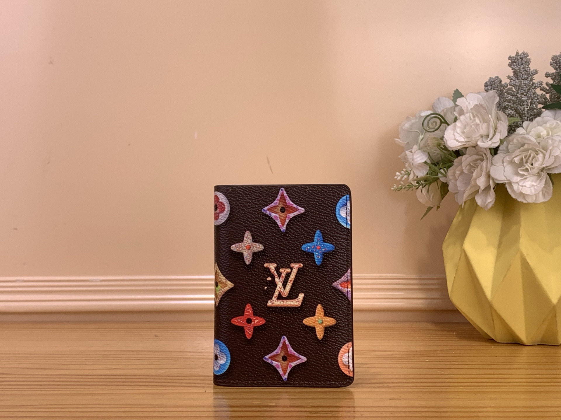 NO:741054,Top original item [Pocket Wallet] m28282 Brown m28045 Blue m28044 Green / Dopamine Colorful This pocket wallet is cut from canvas in a short configuration, and uses a small donut pattern to outline a three-dimensional effect. Monogram ms elements inject humor into the classic design. The exquisite interior is equipped with multiple card compartments and pockets, and the outer patch pocket adds functional details. Dimensions 7.5 x 11.1 x 1 cm  1712026 (length x height x width),19860909顶级原单【口袋钱夹】 m28282 棕色 m28045 蓝色 m28044 绿色 / 多巴胺炫彩 本款口袋钱夹选用帆布裁出短款构型,并以小巧甜甜圈图案勾勒立体效果 Monogram ms元素,为经典设计注入诙谐意趣.工致内里设置多重卡片夹层与口袋,外贴袋再添功能细节. 尺寸7.5 x 11.1 x 1 厘米 1712026 (长度 x 高 x 宽),,Bag