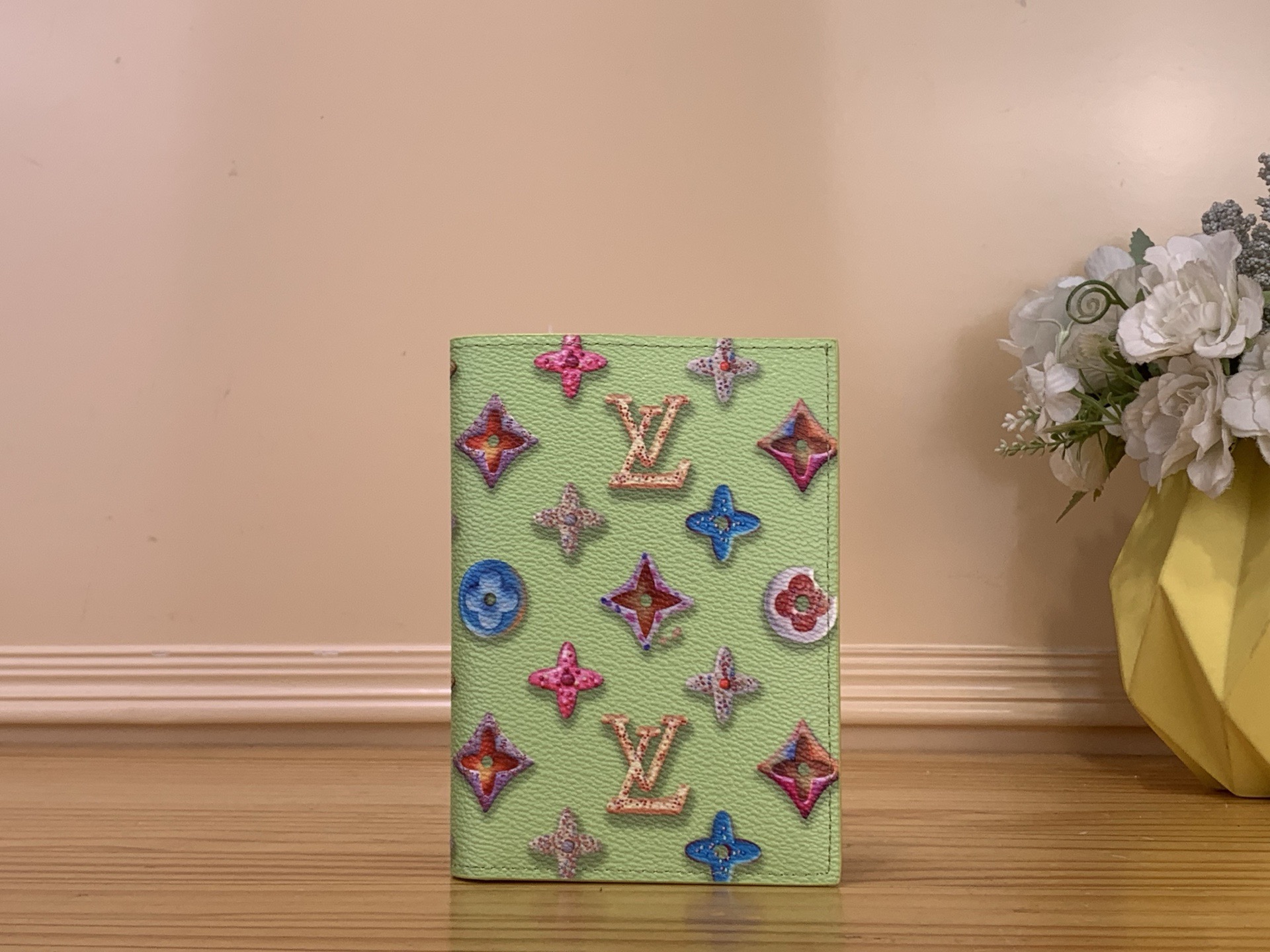 NO:741039,Top original order [Passport Case] m28281 Brown m28040 Blue m28039 Green / Dopamine Colorful This passport case uses Monogram Donuts ms coated canvas to interpret the classic design in a fun way. The Monogram element is transformed into a 3D effect donut pattern. The donut embossing on the leather interior adds a humorous touch. Dimensions 10 x 14 x 2.5 cm 1712026 (Length x Height x  width),19860909顶级原单【护照套】m28281 棕色 m28040 蓝色 m28039 绿色 / 多巴胺炫彩 本款护照套以 Monogram Donuts ms涂层帆布妙趣演绎经典设计.Monogram 元素化身为 3D 效果甜甜圈图案.皮革内里的甜甜圈压纹再添诙谐一笔. 尺寸10 x 14 x 2.5 厘米 1712026 (长度 x 高 x 宽),,Bag