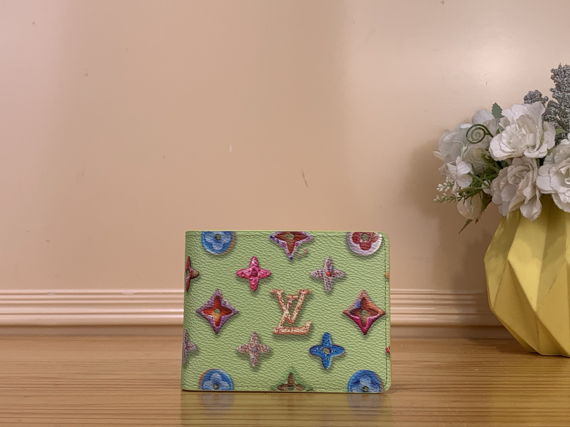 NO:741041,Top original item [SLENDER wallet] m28042 blue m28283 brown/dopamine colorful This Slender wallet is made of Monogram Donuts ms coated canvas to convey gourmet interest. The brand's classic Monogram pattern is creatively interpreted on the canvas, making the LV letters and Monogram flowers appear in a small donut pattern. It is lined with leather of the same color, and the inner card compartment and banknote compartment complete the functional details. Size 11 x  8.5 x 2 cm 1712026 (length x height x width),,louis vuitton19860909顶级原单【SLENDER 钱夹】 m28042 蓝色 m28283 棕色 /多巴胺炫彩 本款 Slender 钱夹以 Monogram Donuts ms涂层帆布传递美食意趣.品牌经典 Monogram 图案在帆布上得以创意演绎,令 LV 字母和 Monogram 花卉呈现小巧甜甜圈图案.搭配同色皮革内衬,内里卡片夹层与钞票隔层完善功能细节. 尺寸11 x 8.5 x 2 厘米 1712026 (长度 x 高 x 宽),,louis vuitton,Bag