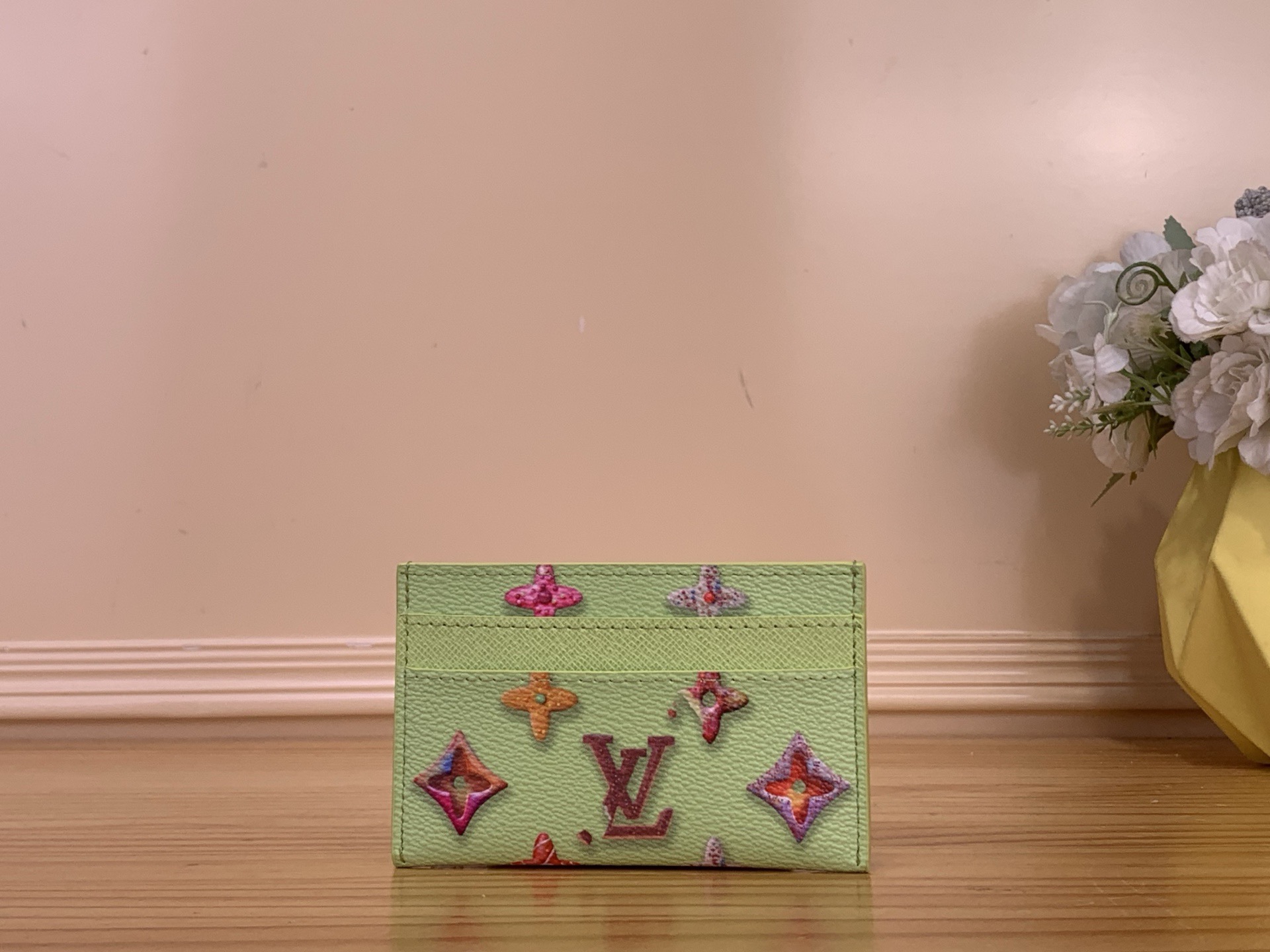 NO:741043,Top original order [DOUBLE Card Holder] m28284 Brown m28046 Green/Dopamine Colorful This Double Card Holder is on the colorful Monogram Donuts coated canvas background, reinterpreting the Monogram ms elements into a small donut pattern, with a subtle embossed donut on the same color lining, which can easily capture the focus of attention. The card compartment and central pocket are convenient for storing daily needs. Dimensions 11 x 7 x 1.5 cm 151 (length  x height x width),19860909顶级原单【DOUBLE 卡夹】 m28284 棕色 m28046 绿色/多巴胺炫彩 本款 Double 卡夹于缤纷 Monogram Donuts 涂层帆布背景之上将 Monogram ms元素焕新演绎为小巧甜甜圈图案,搭配含蓄压印甜甜圈的同色内里,可轻松俘获视线焦点.卡片夹层与中央口袋方便收纳日常所需. 尺寸11 x 7 x 1.5 厘米 151 (长度 x 高 x 宽),,Bag