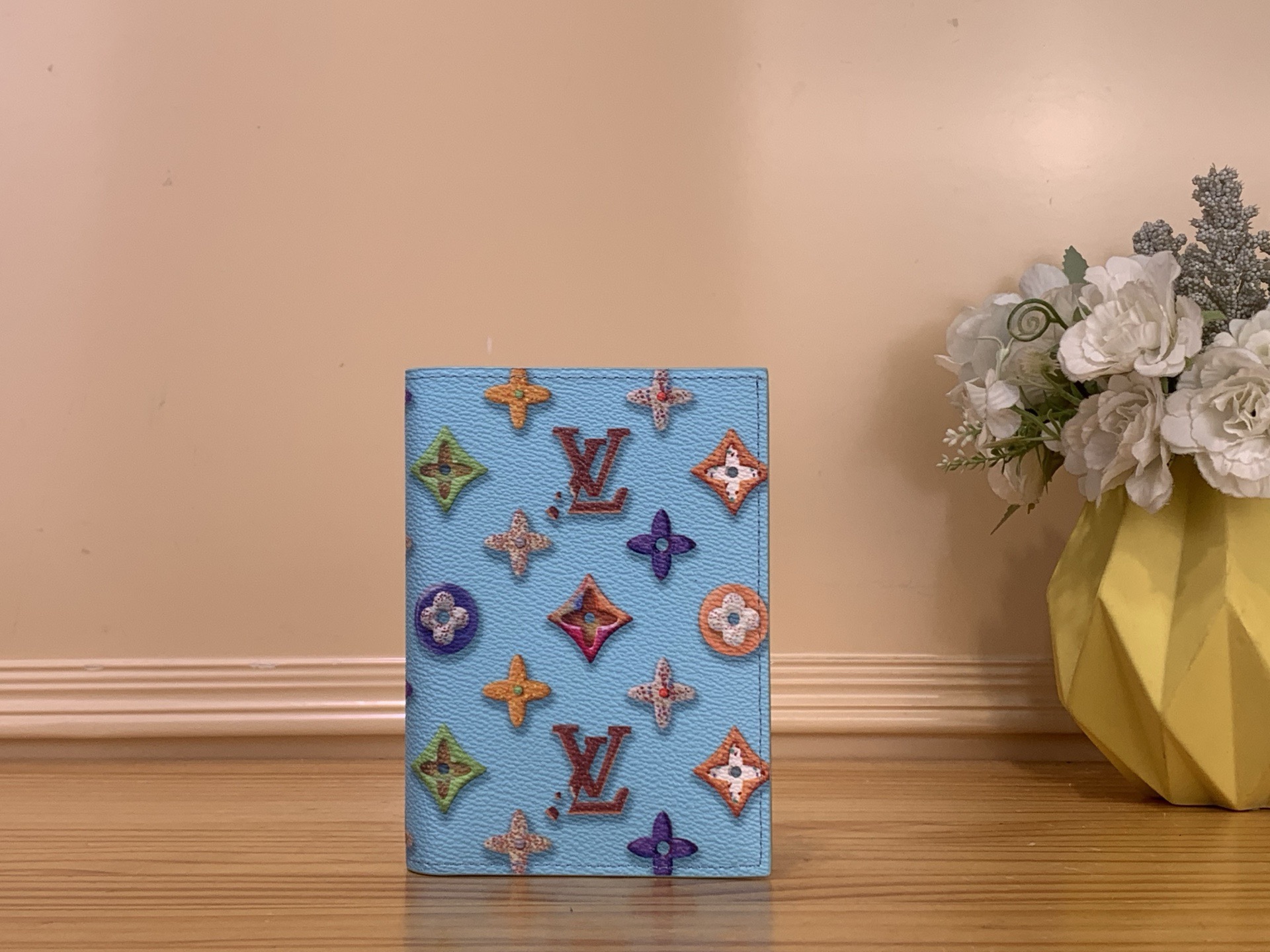 NO:741045,Top original order [Passport Case] m28281 Brown m28040 Blue m28039 Green / Dopamine Colorful This passport case uses Monogram Donuts coated canvas to interpret the classic design in a fun way. The Monogram ms element is transformed into a 3D effect donut pattern. The donut embossing on the leather interior adds a humorous touch. Dimensions 10 x 14 x 2.5 cm 1712026 (Length x Height x  width),19860909顶级原单【护照套】m28281 棕色 m28040 蓝色 m28039 绿色 / 多巴胺炫彩 本款护照套以 Monogram Donuts 涂层帆布妙趣演绎经典设计.Monogram ms元素化身为 3D 效果甜甜圈图案.皮革内里的甜甜圈压纹再添诙谐一笔. 尺寸10 x 14 x 2.5 厘米 1712026 (长度 x 高 x 宽）,,Bag