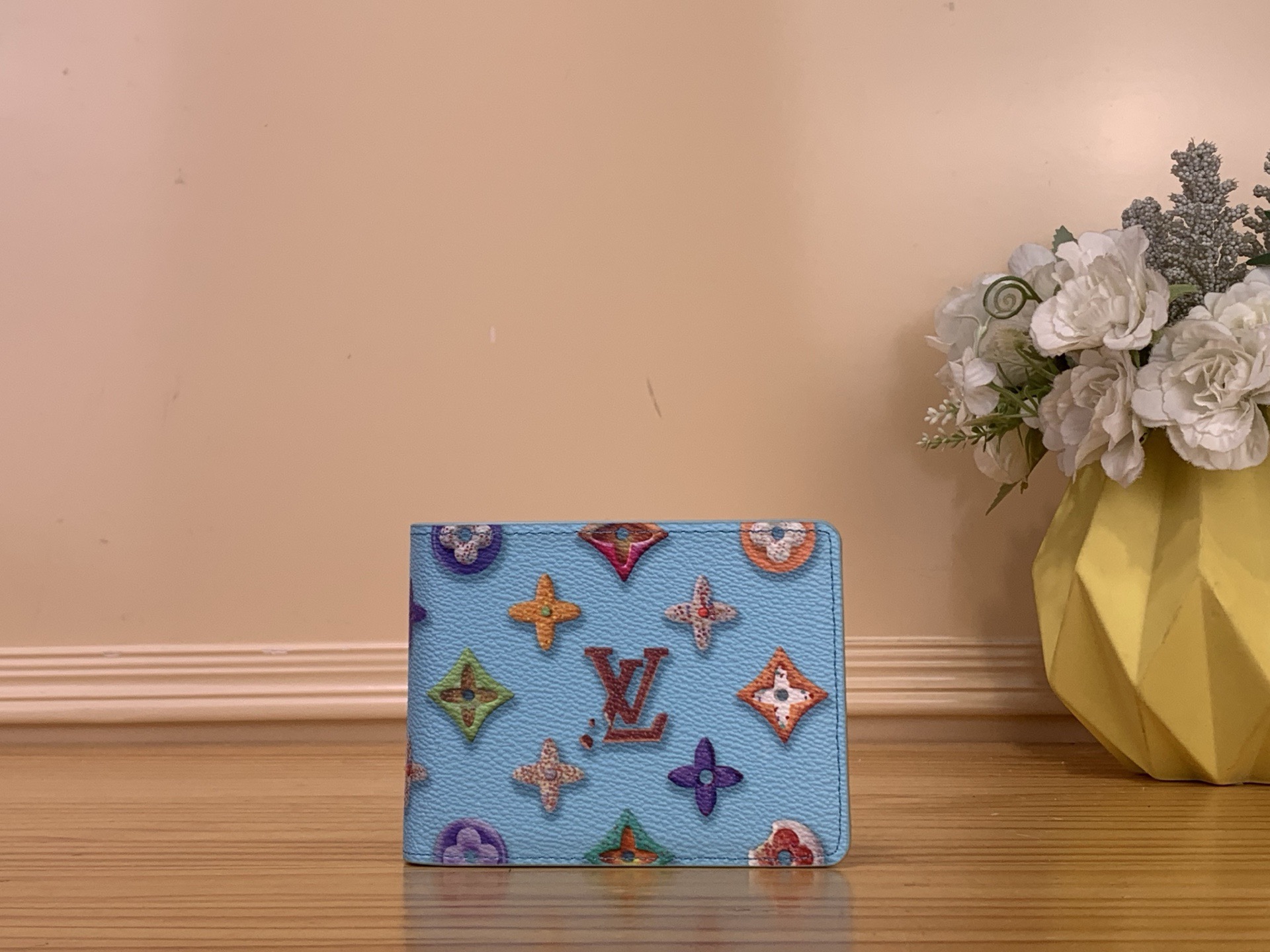 NO:741047,Top original item [SLENDER Wallet] m28042 blue m28283 brown/dopamine colorful This Slender wallet is made of Monogram Donuts coated canvas to convey gourmet interest. The brand's classic Monogram ms pattern is creatively interpreted on the canvas, making the LV letters and Monogram flowers appear in a small donut pattern. With the same color leather lining, the inner card compartment and banknote compartment complete the functional details. Size 11 x  8.5 x 2 cm 1712026 (length x height x width),,louis vuitton19860909顶级原单【SLENDER 钱夹】 m28042 蓝色 m28283 棕色 /多巴胺炫彩 本款 Slender 钱夹以 Monogram Donuts 涂层帆布传递美食意趣.品牌经典 Monogram ms图案在帆布上得以创意演绎,令 LV 字母和 Monogram 花卉呈现小巧甜甜圈图案.搭配同色皮革内衬,内里卡片夹层与钞票隔层完善功能细节. 尺寸11 x 8.5 x 2 厘米 1712026 (长度 x 高 x 宽),,louis vuitton,Bag