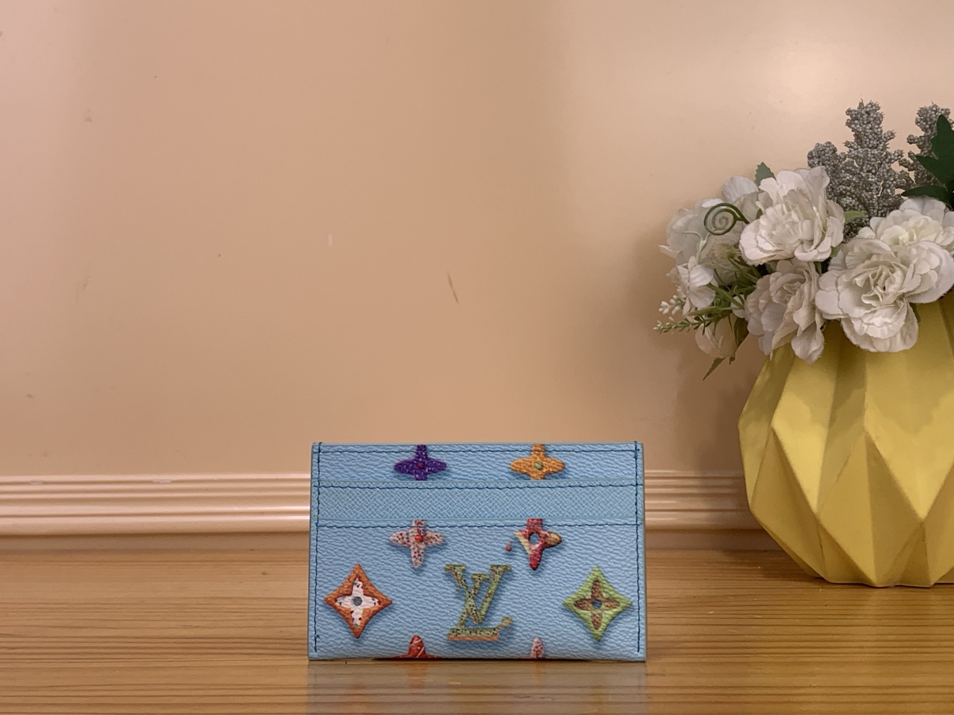 NO:741049,Top original order [DOUBLE Card Holder] m28284 Brown m28046 Green/Dopamine Colorful This Double Card Holder is on the colorful Monogram Donuts coated canvas background, reinterpreting the Monogram ms elements into a small donut pattern, with a subtle embossed donut on the same color lining, which can easily capture the focus of attention. The card compartment and central pocket are convenient for storing daily needs. Dimensions 11 x 7 x 1.5 cm 151 (length  x height x width),19860909顶级原单【DOUBLE 卡夹】 m28284 棕色 m28046 绿色/多巴胺炫彩 本款 Double 卡夹于缤纷 Monogram Donuts 涂层帆布背景之上将 Monogram ms元素焕新演绎为小巧甜甜圈图案,搭配含蓄压印甜甜圈的同色内里,可轻松俘获视线焦点.卡片夹层与中央口袋方便收纳日常所需. 尺寸11 x 7 x 1.5 厘米 151 (长度 x 高 x 宽),,Bag