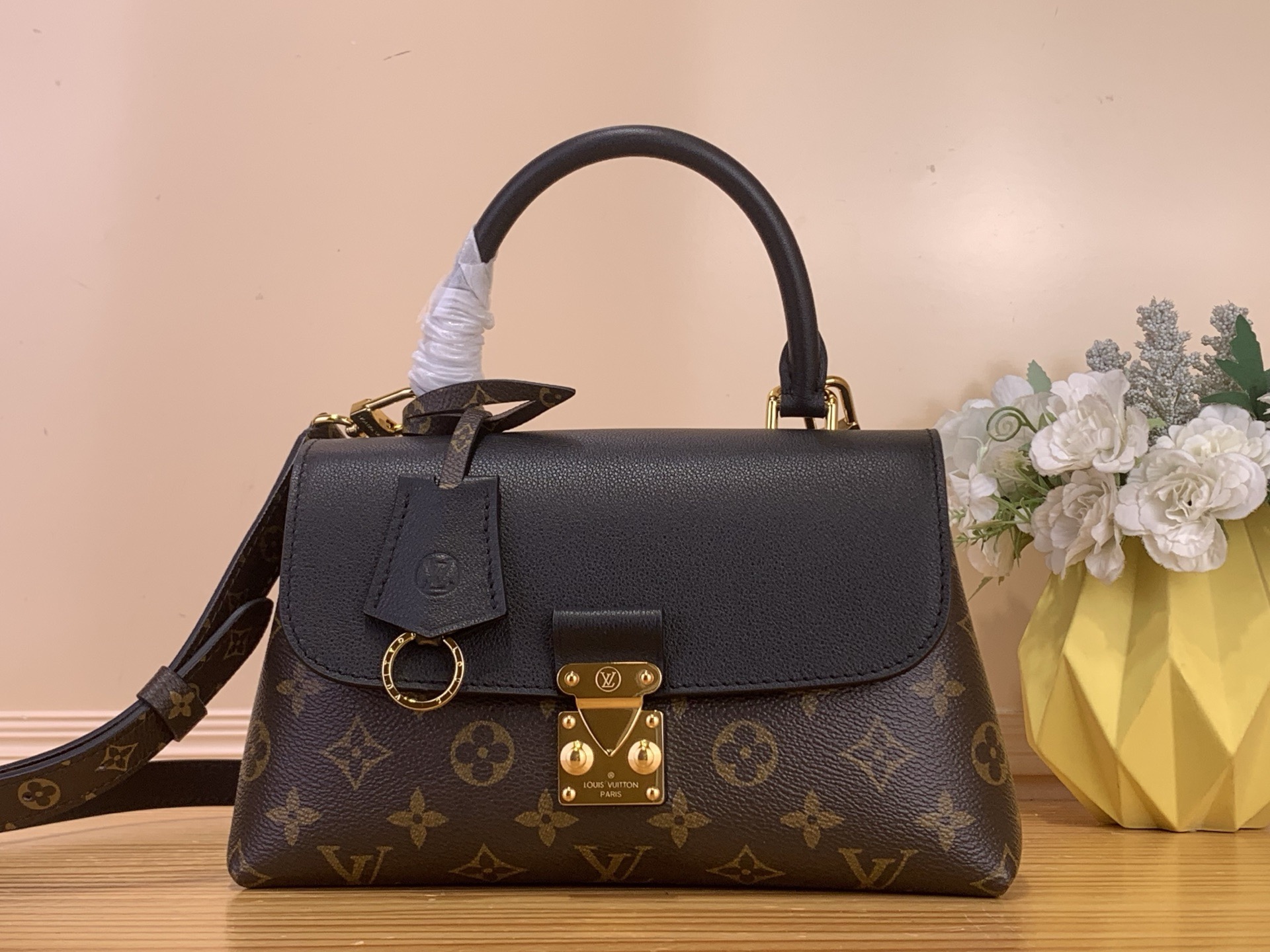 NO:741051,Top original order [MADELEINE BB handbag] M27511 presbyopic/black This Madeleine BB handbag is from the Monogram sj series, using classic canvas to present an eclectic mix of practicality and elegance. The flap, handle and key bag are outlined with leather trim, and the dazzling S-lock buckle pays tribute to the brand's archive design. Dimensions 24.5 x 16 x 8 cm 5216065 (length x height x  width),19860909顶级原单【MADELEINE BB 手袋】M27511 老花/ 黑色 本款 Madeleine BB 手袋出自 Monogram sj系列,以经典帆布呈现实用和优雅的兼收并蓄.翻盖、手柄和钥匙包勾勒皮革饰边,耀目 S-lock 锁扣致敬品牌典藏设计. 尺寸24.5 x 16 x 8 厘米 5216065 (长度 x 高 x 宽),,Bag