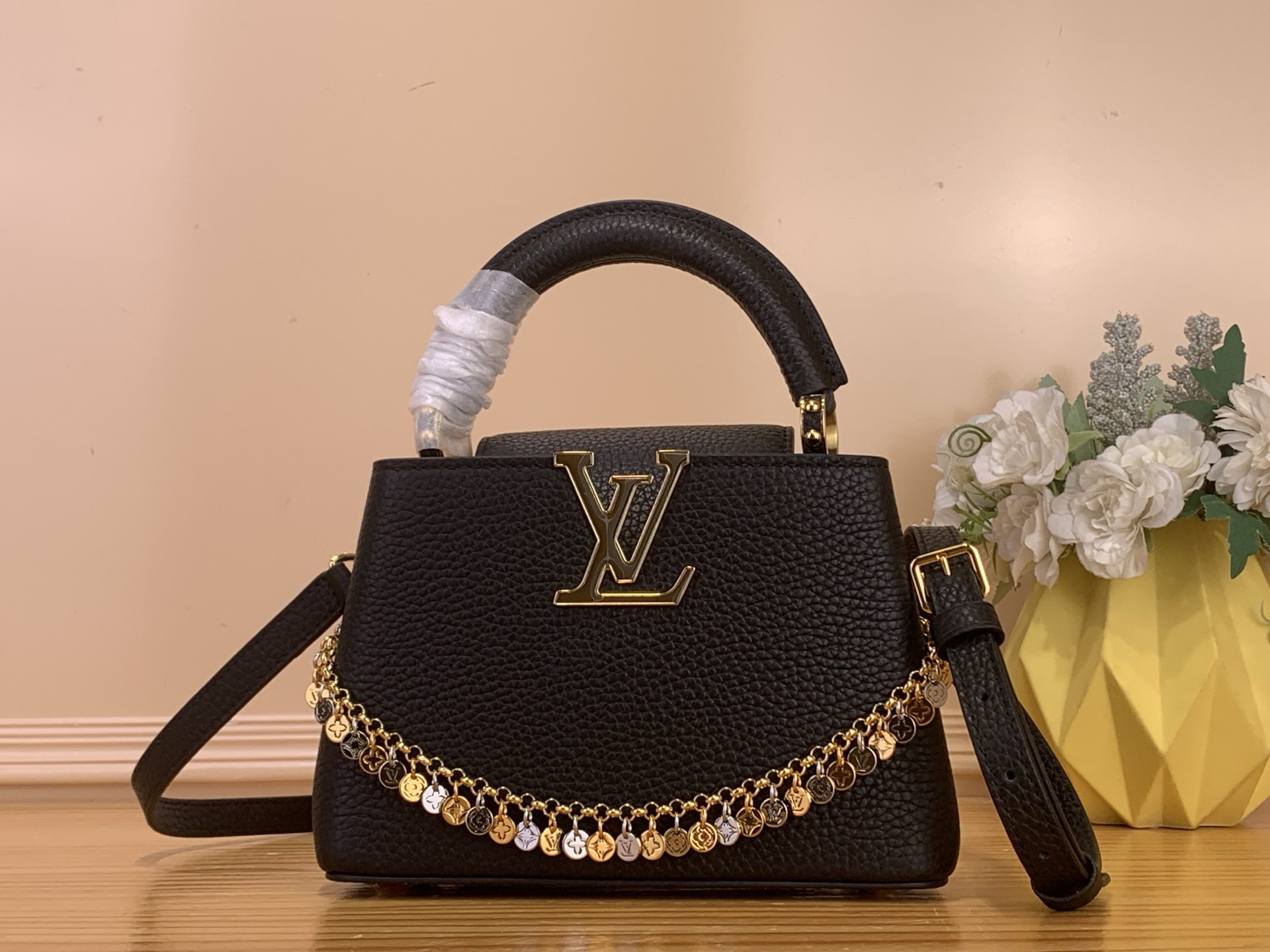 NO:741046,Top original order [CAUCINES mini handbag] m28197 black/color chain m28245 milk tea/color chain The LV Confetti series presents the upgraded version of the Caucines mini handbag. The Taurillon Hl cow leather body is embellished with exquisite chains and LV logos, showing the brand's exquisite craftsmanship. The right size can accommodate mobile phones and other daily needs, making it a good choice for urban commuting. Size 21* 14* 8 cm  120121300,,louis vuitton,cowhide19860909顶级原单【CAUCINES mini 手袋】 m28197 黑色/彩色链 m28245 奶茶色/彩色链 LV Confetti 系列倾情呈献升级版 Caucines mini 手袋,为 Taurillon Hl牛皮革包身点缀精美链条和 LV 标识,尽显品牌精湛匠艺.恰宜尺寸可容纳手机等日常所需,成就都市通勤佳选. 尺寸21* 14* 8 cm 120121300,,louis vuitton,cowhide,Bag