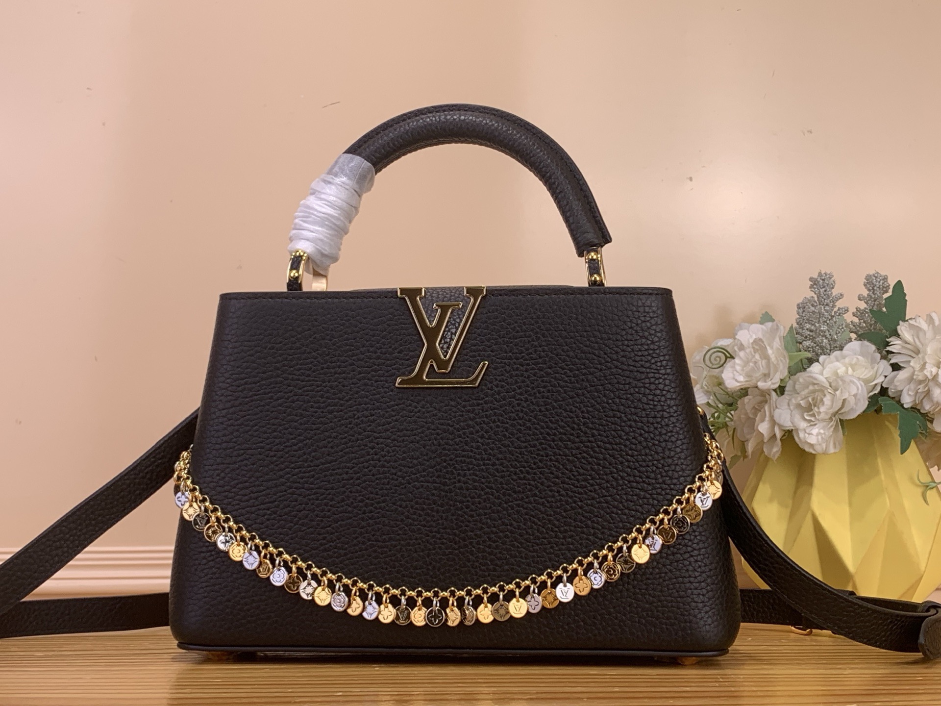 NO:741044,Top original order [CAUCINES BB handbag] m28197 black/color chain m28245 milk tea/color chain The LV Confetti series presents the upgraded version of the Caucines BB handbag. The Taurillon Hl cow leather bag is embellished with exquisite chains and LV logos, showing the brand's exquisite craftsmanship. The right size can accommodate mobile phones and other daily needs, making it a good choice for urban commuting. Size 19 x 9 x 27  cm.130121450,,louis vuitton,cowhide19860909顶级原单【CAUCINES BB 手袋】 m28197 黑色/彩色链 m28245 奶茶色/彩色链 LV Confetti 系列倾情呈献升级版 Caucines BB 手袋,为 Taurillon Hl牛皮革包身点缀精美链条和 LV 标识,尽显品牌精湛匠艺.恰宜尺寸可容纳手机等日常所需,成就都市通勤佳选. 尺寸19 x 9 x 27 厘米.130121450,,louis vuitton,cowhide,Bag