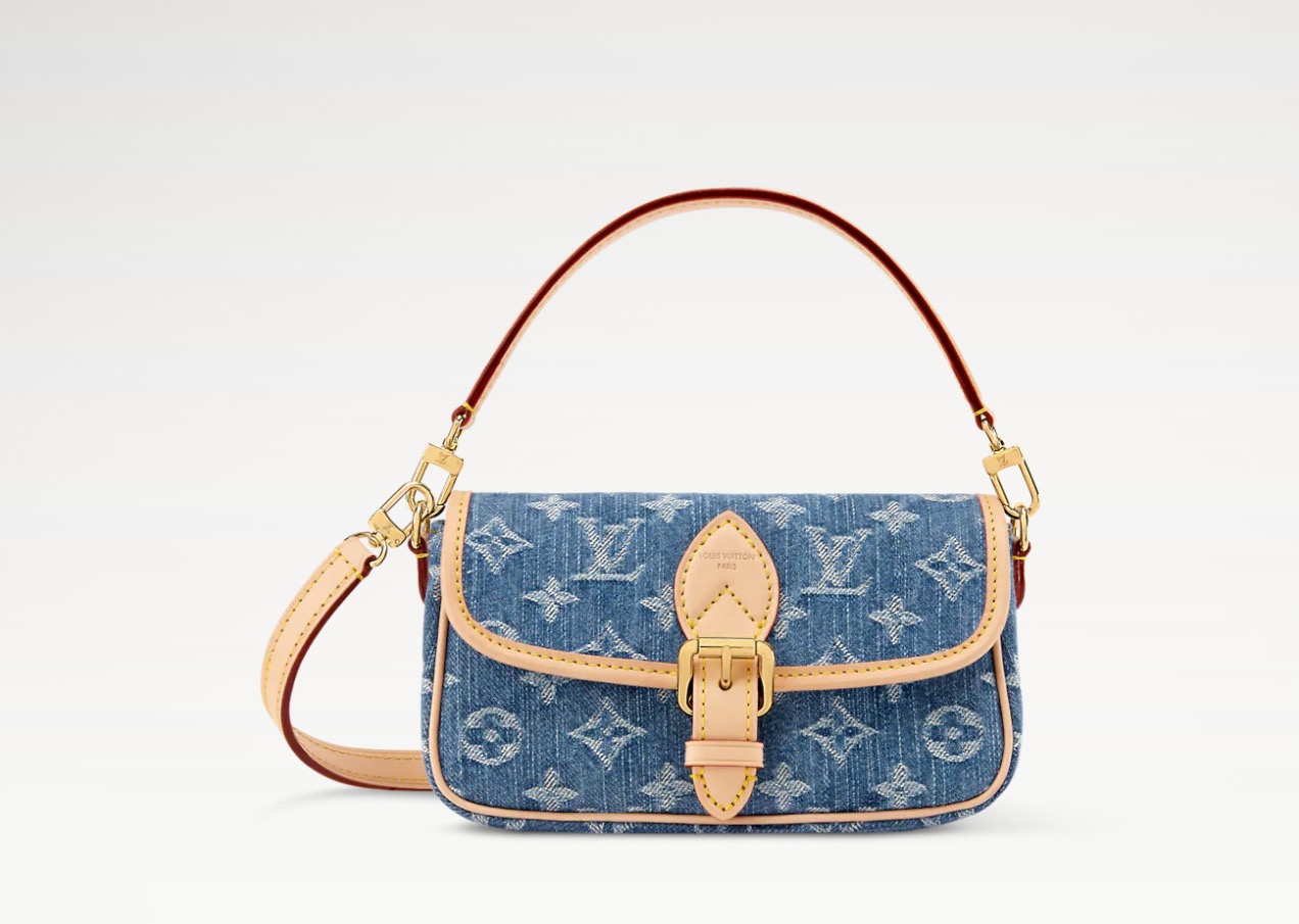 NO:741066,Top original order [Nano Diane baguette handbag] M27700 blue (denim denim). The denim fabric is used to add new ideas, and you can travel leisurely on weekends. The cotton bag creates a modern and avant-garde shape, cc is paired with contrasting cow leather trim, and is decorated with unique metal parts. The detachable shoulder strap allows for multiple carrying methods and easy to switch styles. Size 19 x 10.5 x 6 cm 4615055,,cowhide19860909顶级原单【Nano Diane 法棍手袋】M27700 蓝色（丹宁牛仔 取材丹宁布添注新意,悠然随行周末出游.棉质包身塑就现代前卫造型,cc搭配撞色牛皮革饰边,缀饰别致金属件.可拆卸肩带实现多种背携方式,轻松切换造型. 尺寸 19 x 10.5 x 6 厘米 4615055,,cowhide,Bag