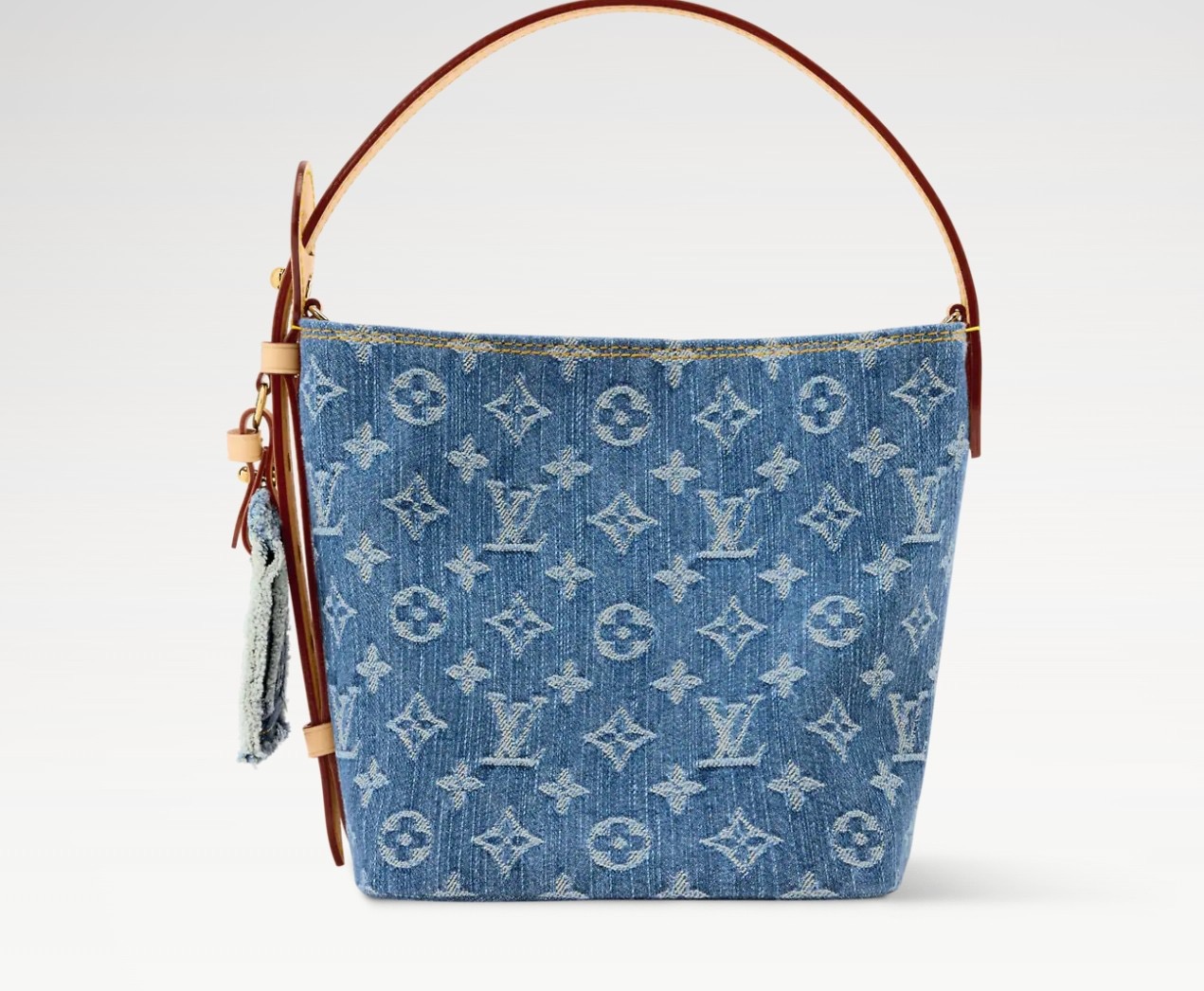 NO:741065,The top original item [All In BB bucket bag] M27626 rose red 28107 blue (denim denim) is made of denim and is newly presented, adding a modern and free atmosphere to the Denim Rendez-Vous cc series. The shape of the bucket bag is cleverly matched with contrasting leather trim and the iconic LV nameplate, paying tribute to the Louis Vuitton archive hard box. The versatile design allows for multiple carrying methods, and the detachable zipper inner pocket adds practical ingenuity.  Dimensions 16 x 18 x 12 cm 5516065,,louis vuitton,louis vuitton19860909顶级原单【All In BB 水桶手袋】M27626 玫红色 28107 蓝色（丹宁牛仔） 取材丹宁布焕新呈现,为 Denim Rendez-Vous cc系列添注现代洒脱气息.水桶包构型巧搭撞色皮革饰边与标志性 LV 名牌,致意路易威登典藏硬箱.百搭设计实现多种背携方式,可拆卸拉链内袋增添实用巧思. 尺寸 16 x 18 x 12厘米 5516065,,louis vuitton,louis vuitton,Bag