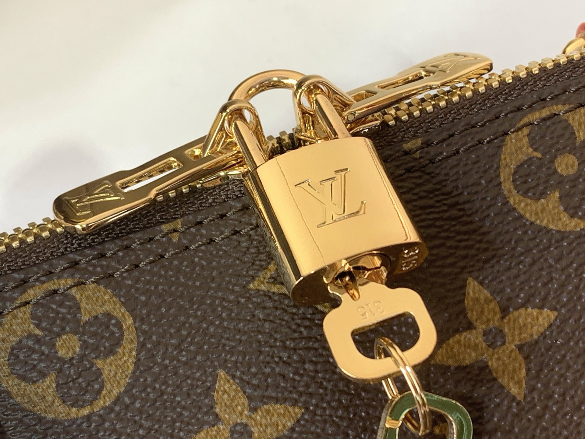 LV Style Beige Leather Top Handle Bag style reference detail image 5 from source 770256