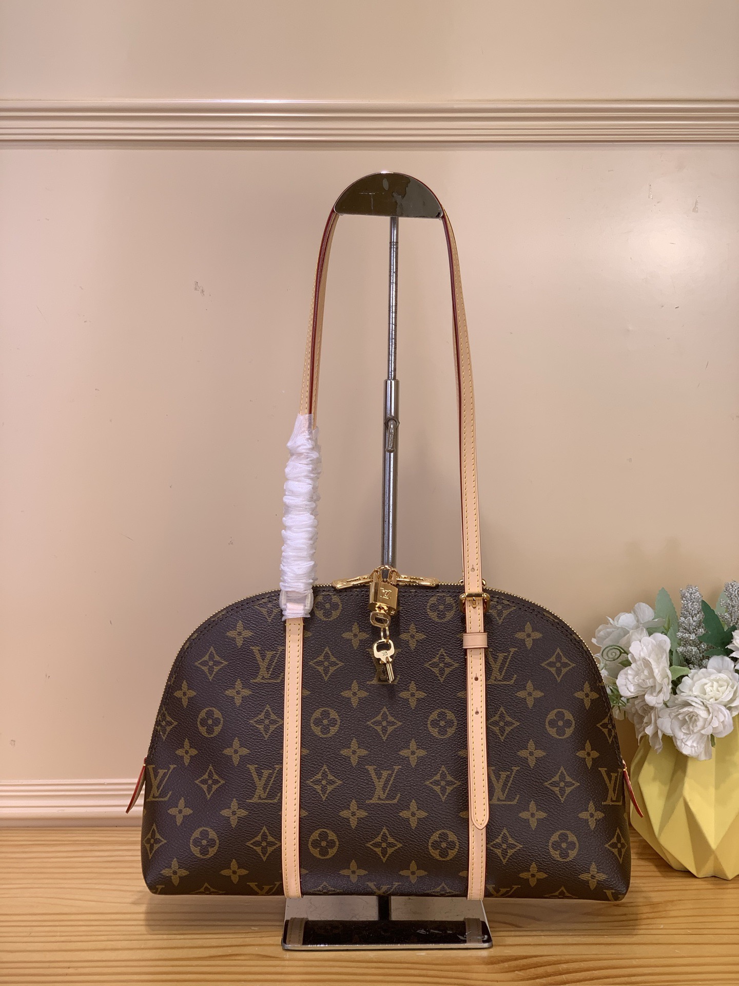 NO:741057,Top original order [SQUIRE small handbag] M28951 This Squire handbag pays tribute to the predecessor of the Alma handbag born in 1934. It is made of Monogram sj canvas and cow leather trim to create an urban commuting choice. The Sj is just the right size to store a tablet computer and other daily needs, and the dazzling padlock and other metal parts recall the brand's traditional hard box elements. Dimensions 30 x 20 x 10 cm. 4815055  (length x height x width),,cowhide19860909顶级原单【SQUIRE 小号手袋】M28951 本款 Squire 手袋致敬 1934 年诞生的 Alma 手袋前身,以 Monogram sj帆布和牛皮革饰边打造都市通勤之选.Sj恰宜尺寸可收纳平板电脑和其他日常所需,耀目挂锁等金属件回溯品牌传统硬箱元素. 尺寸30 x 20 x 10 厘米.4815055 (长度 x 高 x 宽),,cowhide,Bag