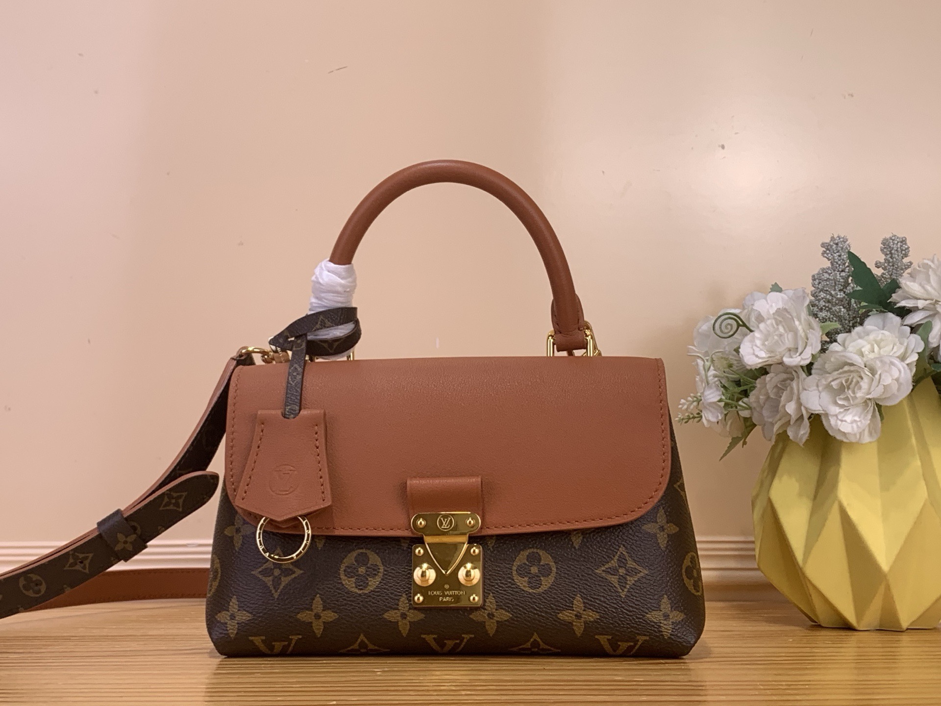 NO:754208,Top original order [Madeleine BB handbag] M28288 Presbyopia/Brown 27511 Presbyopia/Black from the Monogram sj series, using classic canvas to present an eclectic mix of practicality and elegance. The flap, handle and key bag are outlined with leather trim, and the dazzling S-lock buckle pays tribute to the brand's archive design. Size 24.5 x 16 x 8 cm 5016065,19860909顶级原单【Madeleine BB 手袋】M28288 老花/棕色 27511 老花/黑色 出自 Monogram sj系列,以经典帆布呈现实用和优雅的兼收并蓄.翻盖、手柄和钥匙包勾勒皮革饰边,耀目 S-lock 锁扣致敬品牌典藏设计. 尺寸 24.5 x 16 x 8 厘米 5016065,,Bag