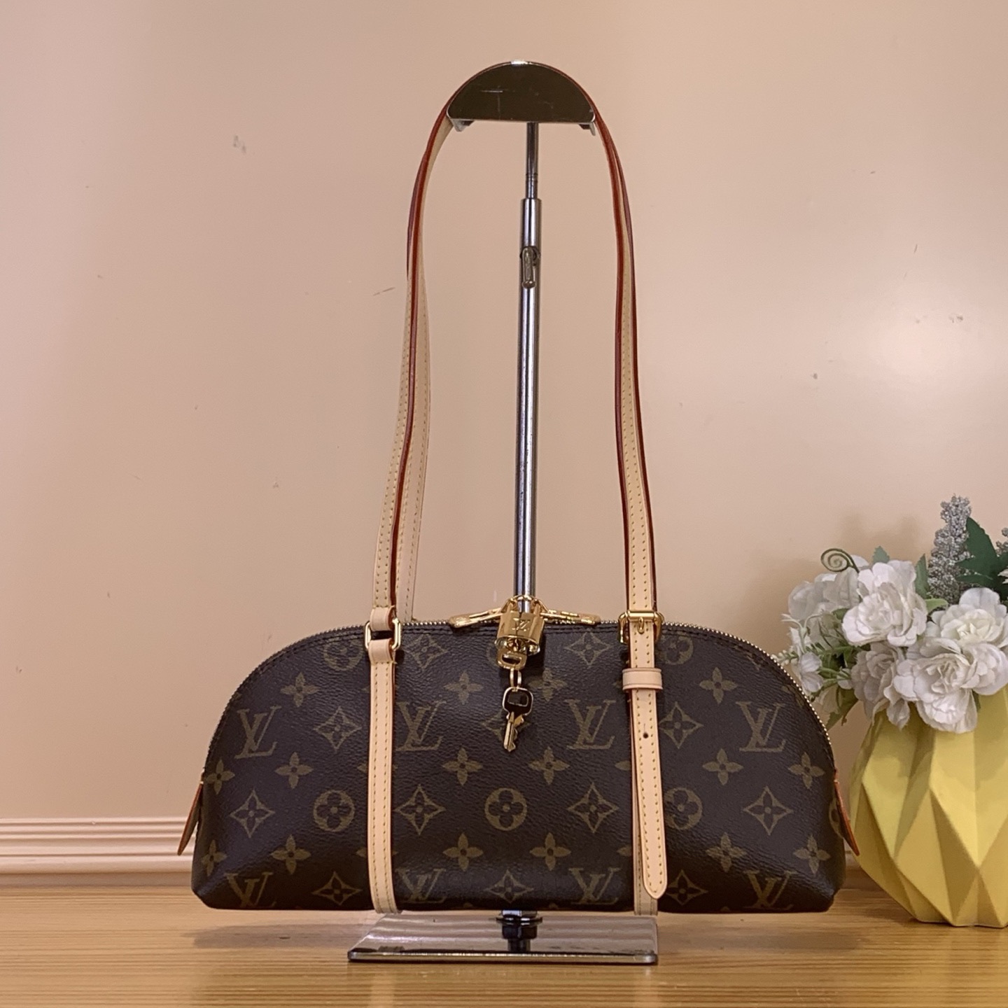 NO:754197,Top original item [Squire East West Handbag] M28953 Presbyopia pays homage to the predecessor of the Alma Sj handbag born in 1934. It is made of Monogram sj canvas and leather trim to create an urban commuting choice. There are patch pockets and ample space inside to conveniently store mobile phones, card holders or other supplies, and the dazzling padlock adds to the exquisite details. Dimensions 29 x 14 x 8 cm 4515055,19860909顶级原单【Squire East West 手袋】M28953 老花 致敬 1934 年诞生的 Alma Sj手袋前身,以 Monogram sj帆布和皮革饰边打造都市通勤之选.内设贴袋和充裕空间,方便存放手机、卡夹或其他用品,耀目挂锁再添考究细节. 尺寸 29 x 14 x 8厘米 4515055,,Bag