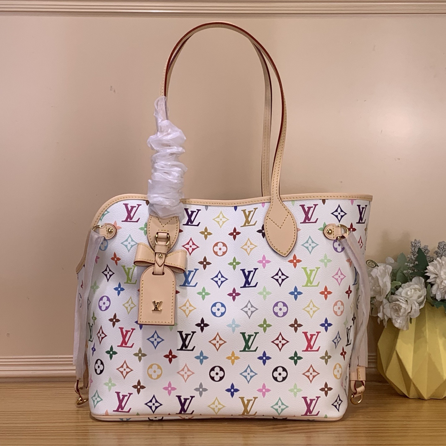 NO:754196,Top original item [LV x TM NEVERWOOF medium pet bag] m27839 white color/Takashi Murakami Neverwoof medium pet bag references the classic configuration of the Neverfull handbag, and uses Monogram Multicolore jh canvas to recall Murakami's creative design in 2003. The right size includes a padded interior, a leash and a removable and washable cushion, bringing a comfortable travel experience to cute dogs. Size 28 x  14 x 31 cm.5516069 (height x width x length),,louis vuitton19860909顶级原单【LV x TM NEVERWOOF 中号宠物包】 m27839 白彩/村上隆 Neverwoof 中号宠物包援引 Neverfull 手袋的经典构型,再以 Monogram Multicolore jh帆布回溯村上隆 2003 年的创意设计.恰宜尺寸囊括加衬内里、牵引绳和可拆卸并水洗的软垫,为萌犬带来舒适自在的出行体验. 尺寸28 x 14 x 31 厘米.5516069 (高 x 宽 x 长度),,louis vuitton,Bag