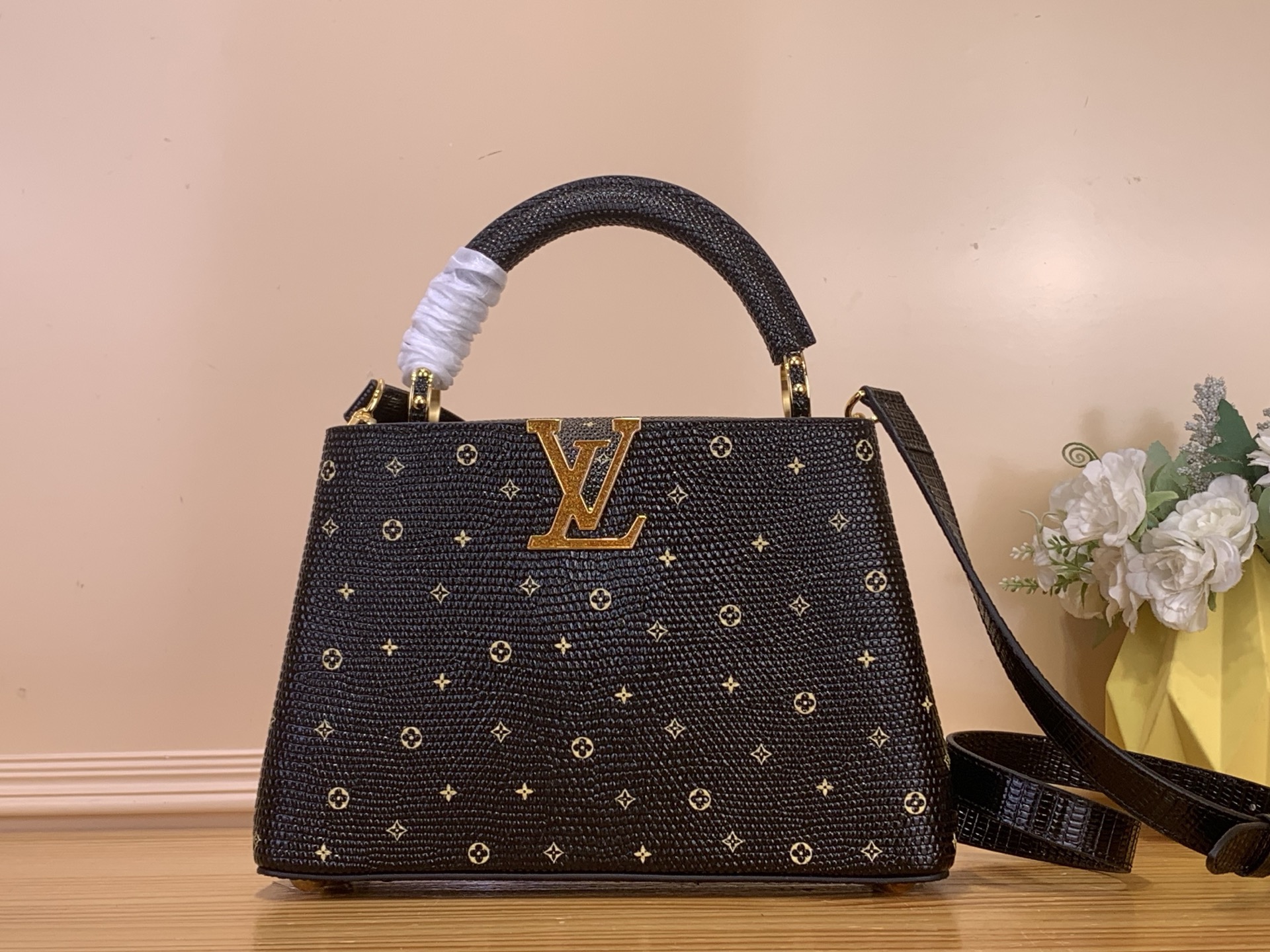 NO:754202,Top original order [Caucines BB handbag] N48865 black/diamond logo (cowhide embossed lizard pattern) CaucinesBB hl handbag exquisitely combines elegant lizard skin outer layer, delicate sheepskin lining and glossy metal parts. The iconic flap achieves two styles: the LV logo is read inside, and the Monogram flower blooms outside. It is equipped with a metal chain to light up an eye-catching corner for evening occasions. Size 27x18x9cm  120121250,,louis vuitton,cowhide,sheepskin19860909顶级原单【Caucines BB手袋】N48865 黑色/钻logo（牛皮压蜥蜴纹） CaucinesBB hl手袋精巧融合雍容蜥蜴皮外层、细腻绵羊皮内衬和莹泽金属件,标志性翻盖成就两式风尚:内收读取lv标识,外置绽放Monogram花卉,配上金属链条 为晚间场合点亮瞩目一隅 尺寸27x18x9cm 120121250,,louis vuitton,cowhide,sheepskin,Bag