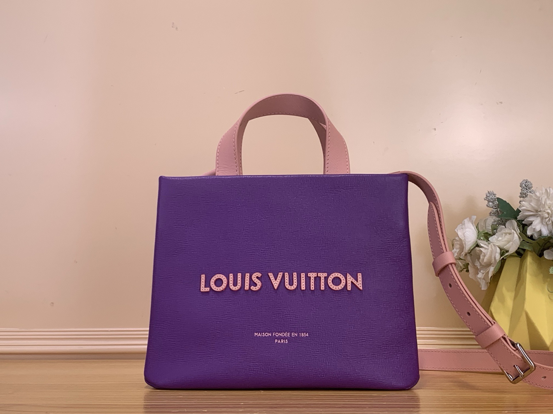 NO:754211,Top original order [MINI SHOER TOTE handbag] m27969 Purple The color scheme of this calf leather Mini Shoer Tote handbag is inspired by the Indian theme of the 2026 spring and summer fashion show. As an iconic work of harrell Williams db, the compact version of this Shoer Tote handbag echoes the design of shopping bags in Louis Vuitton stores around the world. The detachable and adjustable shoulder strap allows for a variety of carrying methods. Size 20 x 10 x 26  cm.7819095 (height x width x length),,louis vuitton,cowhide19860909顶级原单【MINI SHOER TOTE 手袋】m27969 紫色 本款牛皮革 Mini Shoer Tote 手袋的配色灵感源自 2026 春夏时装秀的印度主题.作为 harrell Williams db的标志性作品,本款 Shoer Tote 手袋的紧凑版本呼应了全球路易威登专卖店购物袋的设计.可拆卸、可调节肩带实现多种背携方式. 尺寸20 x 10 x 26 厘米.7819095 (高 x 宽 x 长度),,louis vuitton,cowhide,Bag