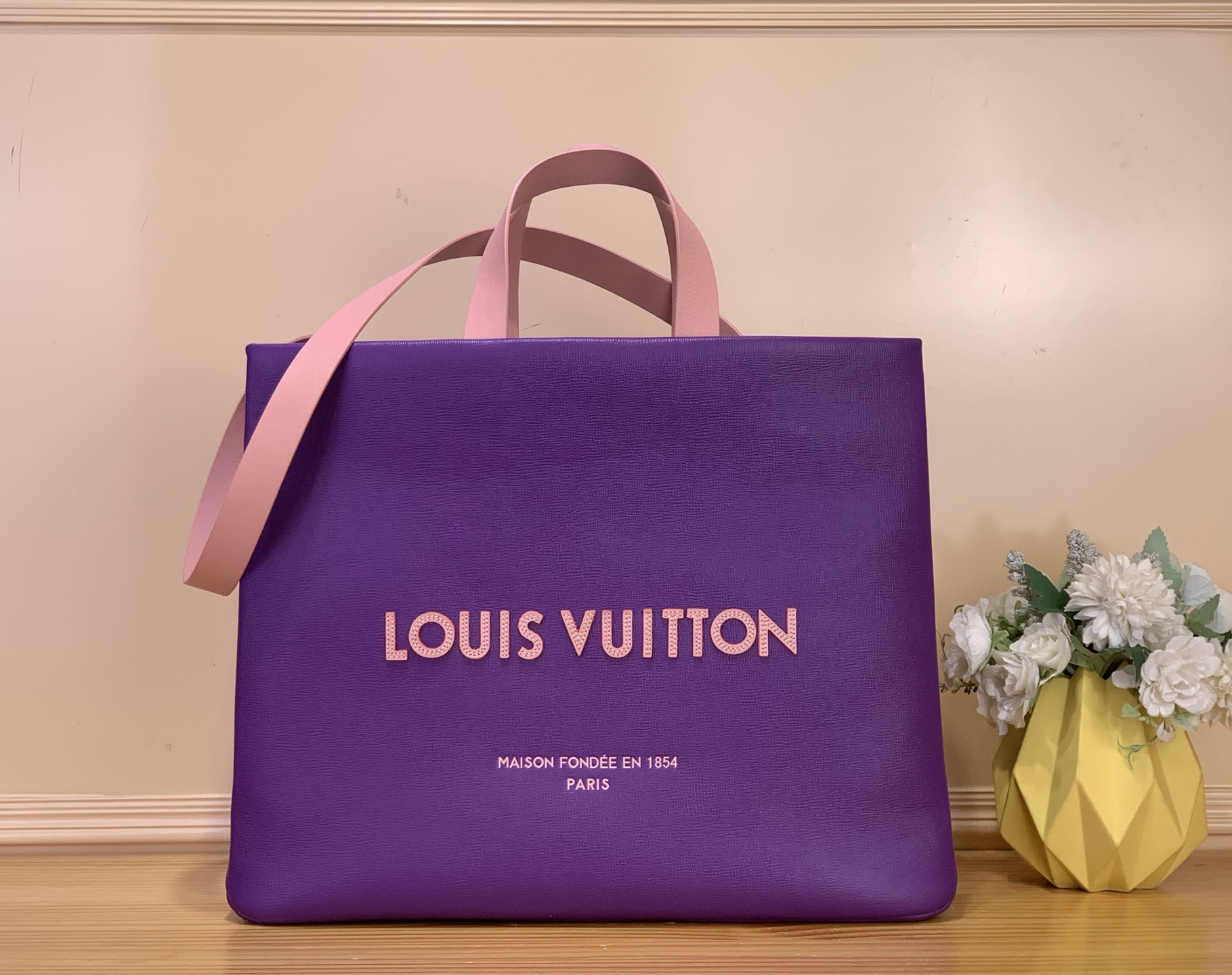 NO:754207,Top original order [SHOER TOTE Medium Handbag] m13982 Purple This Shoer Tote db handbag continues the LV ackaging series' design concept of turning daily objects into gorgeous items, using cow leather to reinterpret the brand's classic shopping bag. The front and back of the bag are embellished with the brand's embroidered logo, with elegant lining and multiple inner pockets, and a detachable shoulder strap for additional carrying options. Size 32 x 16 x 40  cm.921981000 (height x width x length),,louis vuitton,cowhide19860909顶级原单【SHOER TOTE 中号手袋】 m13982 紫色 本款 Shoer Tote db手袋延续 LV ackaging 系列将日常物件化为华美单品的设计理念,以牛皮革重新演绎品牌经典购物袋.包身正背面点缀品牌刺绣标识,搭配雅致内衬与多重内袋,可拆卸肩带增添背携选择. 尺寸32 x 16 x 40 厘米.921981000 (高 x 宽 x 长度),,louis vuitton,cowhide,Bag