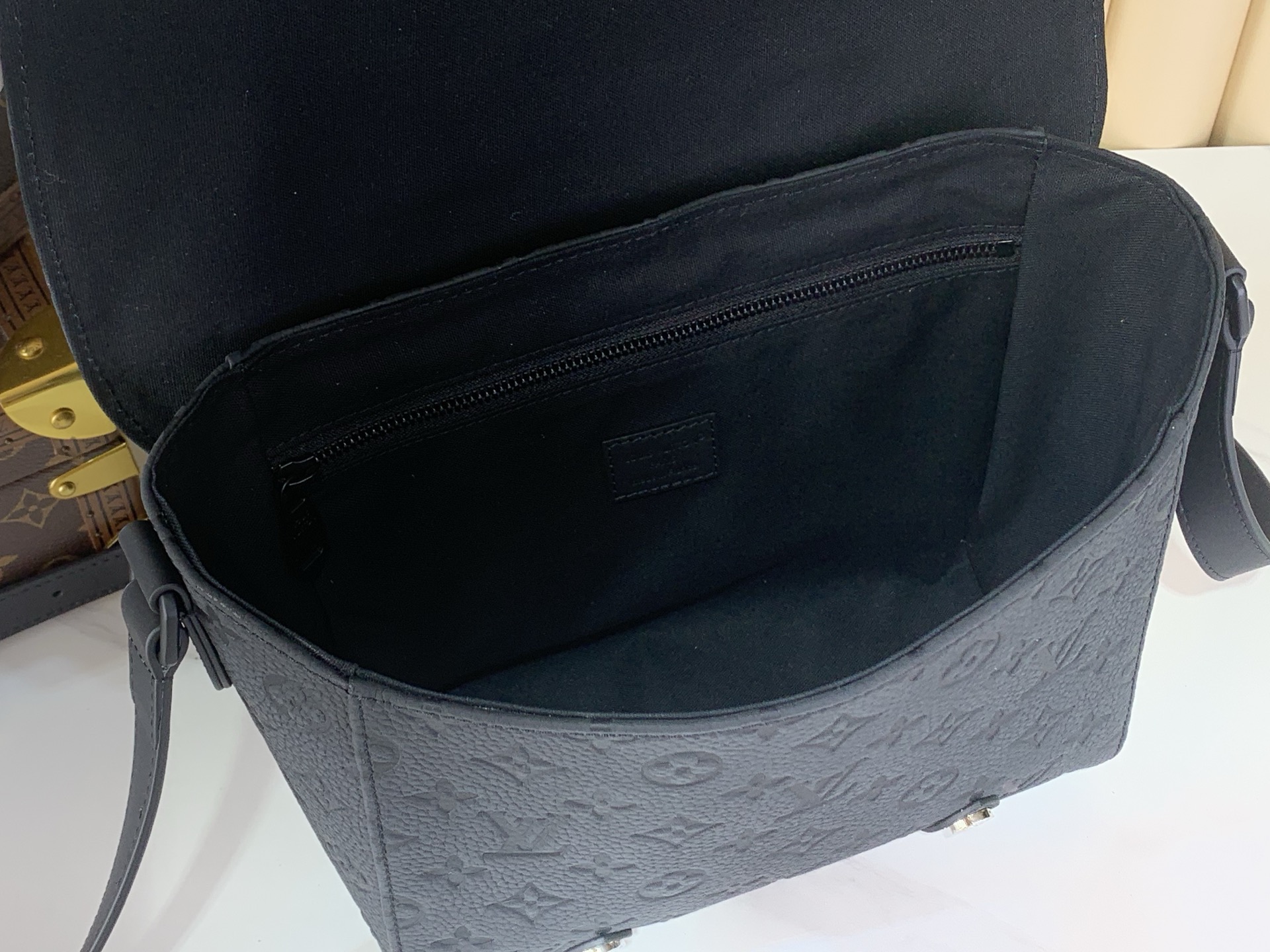 LV Style Black Leather Messenger Bag style reference detail image 9 from source 770266