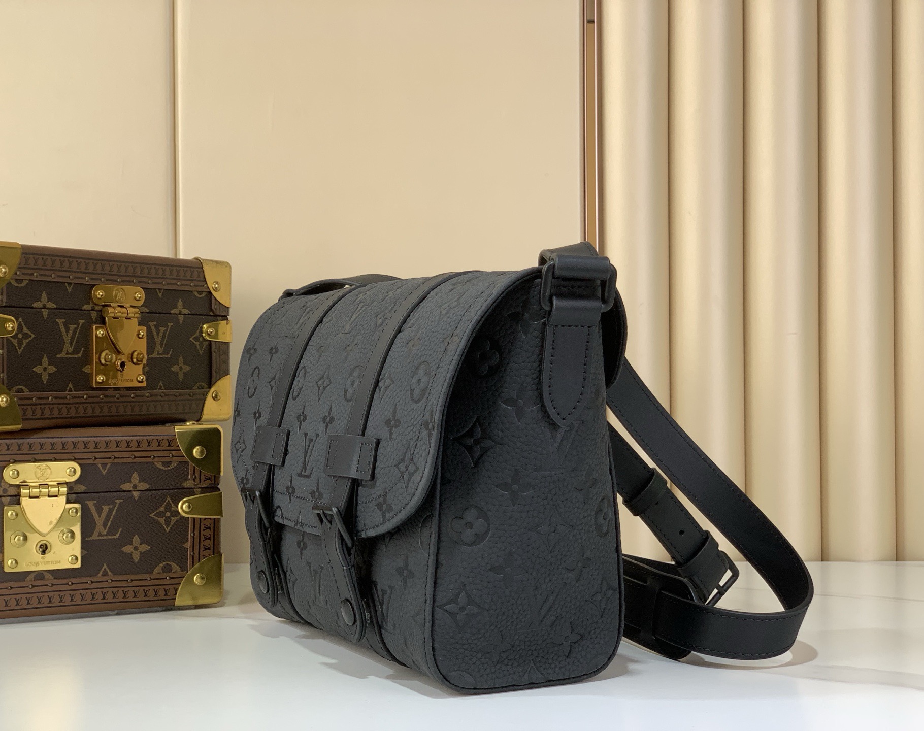 LV Style Black Leather Messenger Bag style reference detail image 2 from source 770266