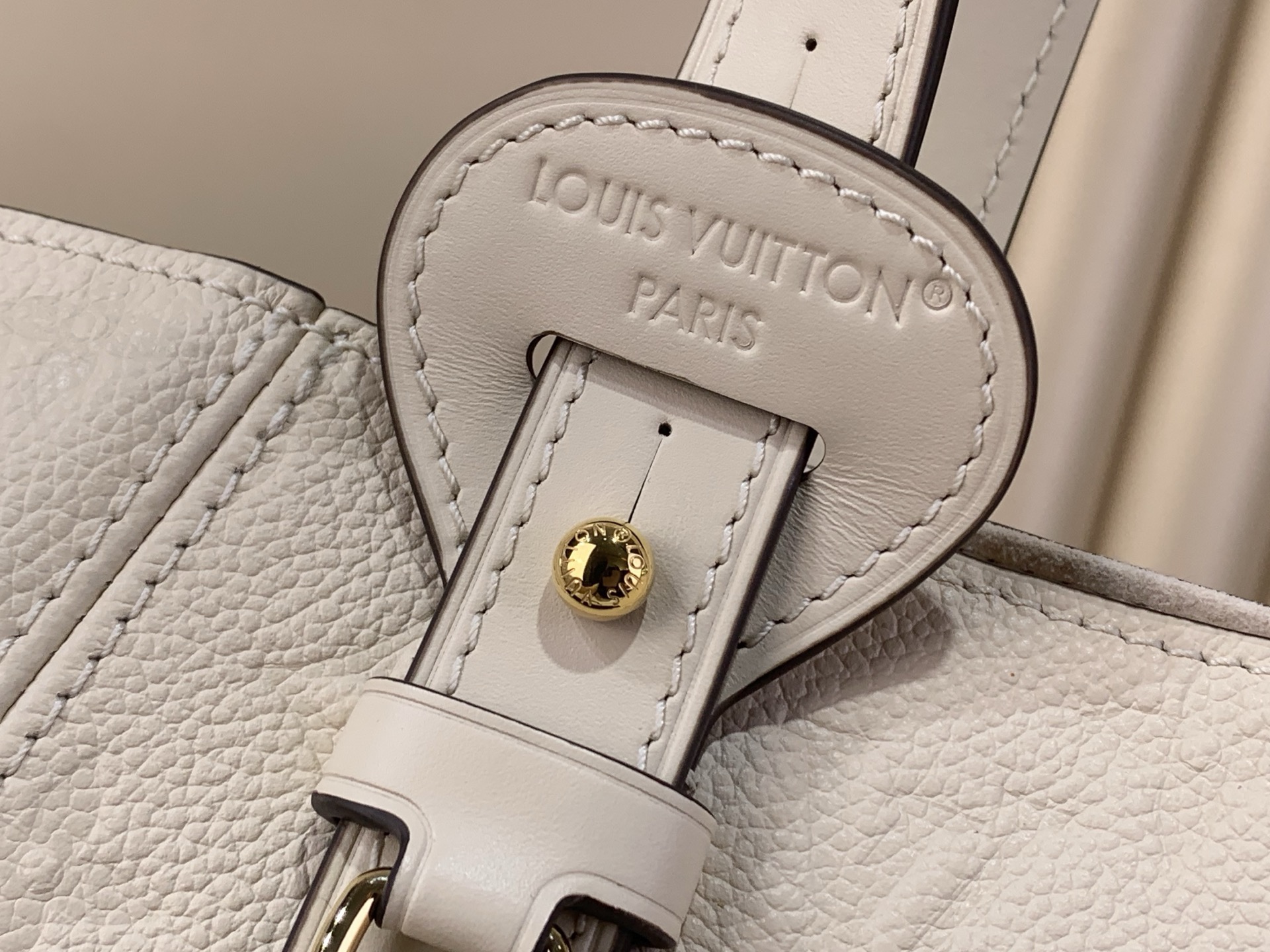 LV Style White Leather Tote Bag style reference detail image 5 from source 770269