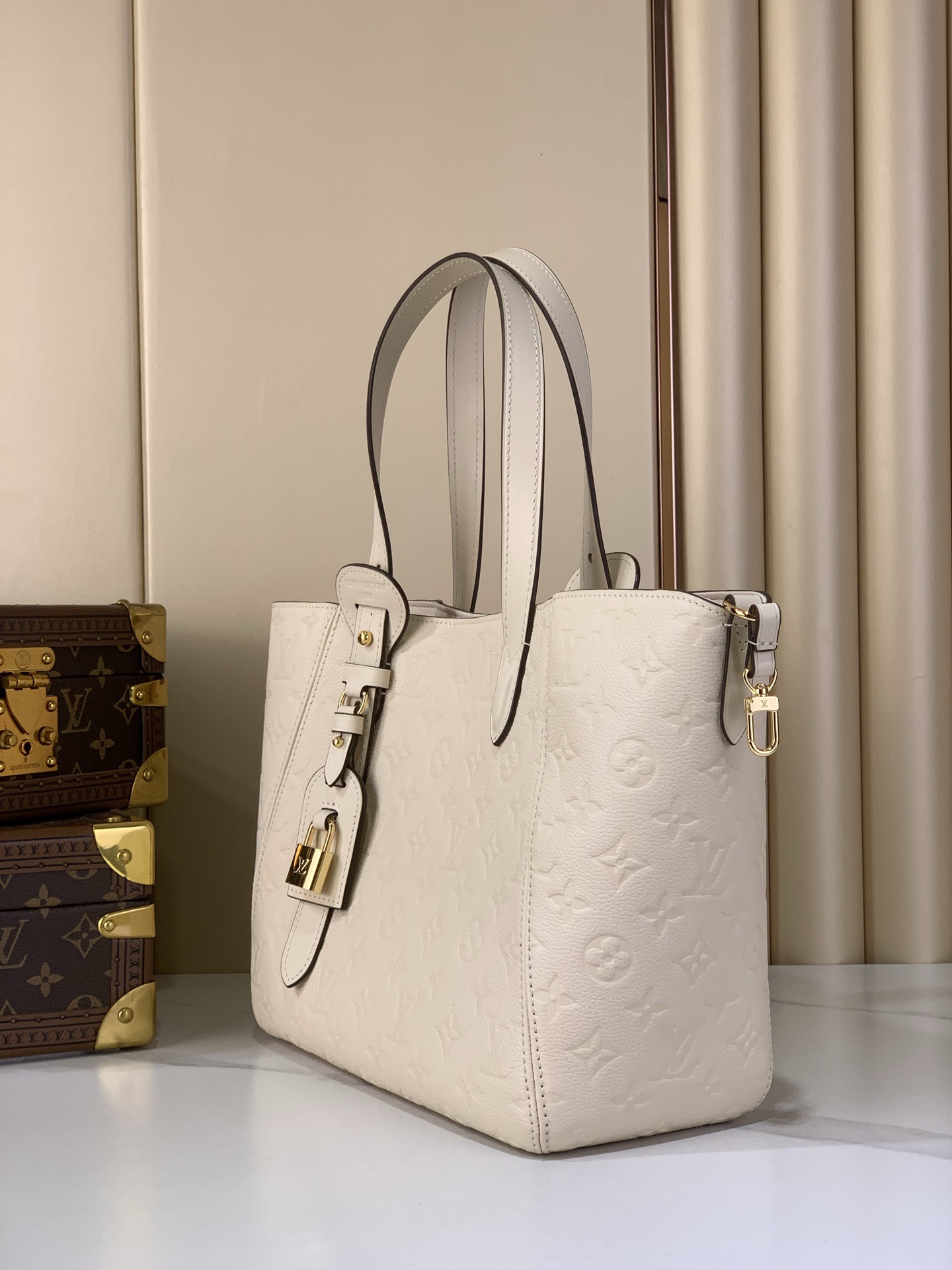 LV Style White Leather Tote Bag style reference detail image 2 from source 770269