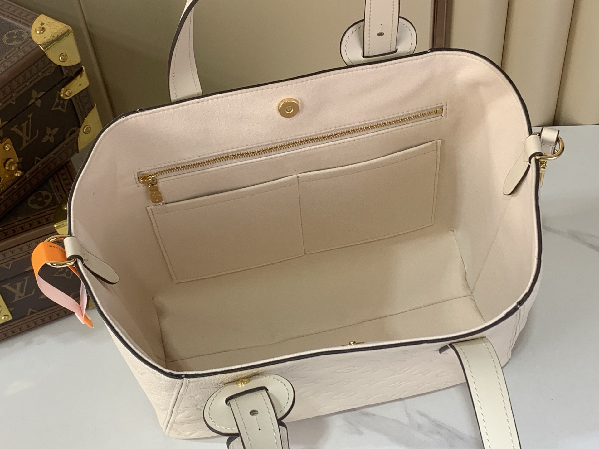 LV Style White Leather Tote Bag style reference detail image 8 from source 770269