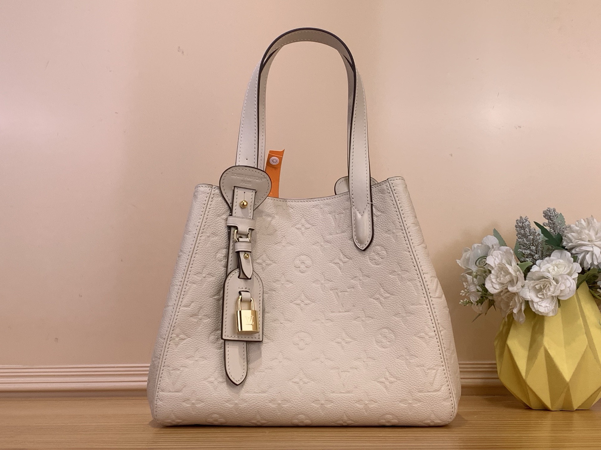 NO:754215,Top original order [ALL IN ONE small handbag] m29337 white. This All In One small handbag expands the capacity definition of the All-In series. It can be transformed into a rounded Hobo ys handbag or an open tote bag, making it easy to carry daily needs. The Monogram Emreinte leather bag is equipped with dazzling metal parts, LV padlock and nameplate to highlight the exquisite details. Dimensions 22 x 15 x 40 cm 8019095 (height  x width x length),,louis vuitton,totes19860909顶级原单【ALL IN ONE 小号手袋】 m29337 白色 本款 All In One 小号手袋拓展 All-In 系列的容量定义,可化身圆润 Hobo ys手袋或敞口托特包,令日常所需轻松随行.Monogram Emreinte 皮革包身搭配耀目金属件,LV 挂锁和名牌彰显考究细节. 尺寸22 x 15 x 40 厘米 8019095 (高 x 宽 x 长度),,louis vuitton,totes,Bag