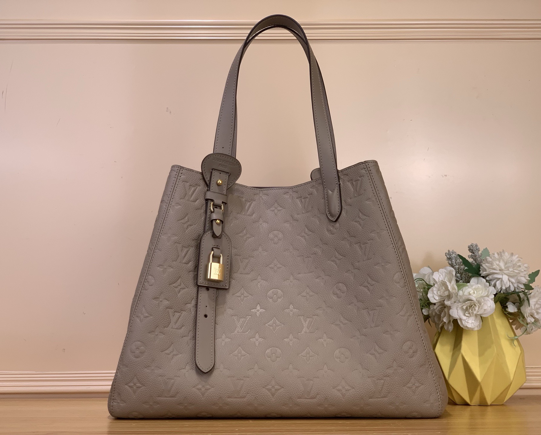 NO:754212,Top original order [ALL IN ONE MM Handbag] m25889 Gray This All In One MM handbag expands the capacity definition of the All-In series and can be transformed into a sleek Hobo Ys handbag or an open tote bag, making it easy to carry daily needs. The Monogram Emreinte leather bag body is equipped with dazzling metal parts, and the LV padlock and nameplate highlight the exquisite details.  Size 56x30.5x17 (cm) 951981000,,louis vuitton,totes19860909顶级原单【ALL IN ONE MM手袋】m25889 灰色 本款 All In One MM手袋拓展 All-In 系列的容量定义,可化身圆润 Hobo Ys 手袋或敞口托特包,令日常所需轻松随行.Monogram Emreinte 皮革包身搭配耀目金属件,LV 挂锁和名牌彰显考究细节. 尺寸56x30.5x17（cm）951981000,,louis vuitton,totes,Bag