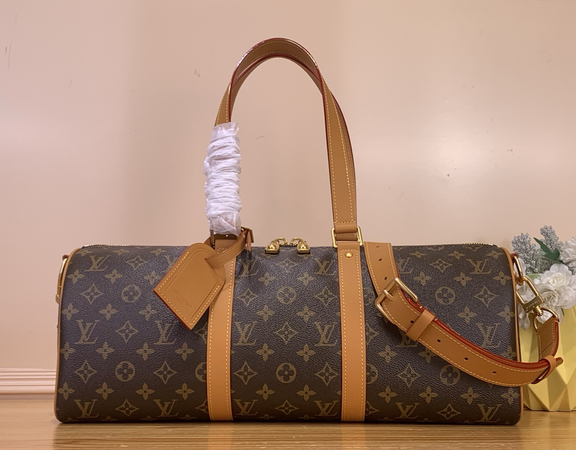 NO:754222,Top original item [Needle Keeall cylindrical handbag] M28116 Presbyopia combines Monogram coated canvas and leather side straps with top handles to show the new design of harrell Williams Jm. The slim shoulder strap ensures comfortable carrying, and the spacious interior can accommodate a mobile phone, a large wallet and a 9-inch tablet. Dimensions 46 x 22 x 17 cm 5916065,19860909顶级原单【Needle keeall 圆筒手袋】M28116 老花 结合 Monogram 涂层帆布和皮革侧带与顶部手柄,展现 harrell Williams Jm的崭新设计.纤长肩带确保舒适背携,宽敞内部空间可容纳手机、大号钱夹和 9 英寸的平板电脑. 尺寸 46 x 22 x 17厘米5916065,,Bag