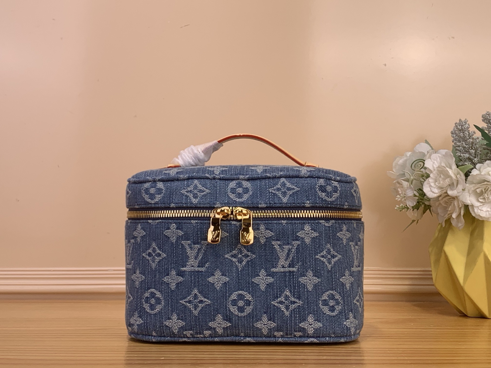 NO:754214,Top original order [NICE mini cosmetic bag handbag] M27946 blue (denim denim) Monogram denim with leather and metal parts, injecting casual elegance into this Nice ms mini cosmetic bag. Exquisite design, practical function, easy to store the beauty supplies needed for home or travel. The inner patch pocket and washable lining give the fashionable design a practical and ingenious touch. Size 20 x 13.5 x 12 cm  3814045,,cosmetic bags & cases19860909顶级原单【NICE 迷你化妆包手袋】M27946 蓝色（丹宁牛仔） Monogram 丹宁布搭配皮革与金属件,为本款 Nice ms迷你化妆包注入随性优雅魅力.精巧设计,功能实用,轻松收纳居家或旅行所需美妆用品.内贴袋与可水洗内衬赋予时尚设计以实用巧思. 尺寸 20 x 13.5 x 12厘米 3814045,,cosmetic bags & cases,Bag