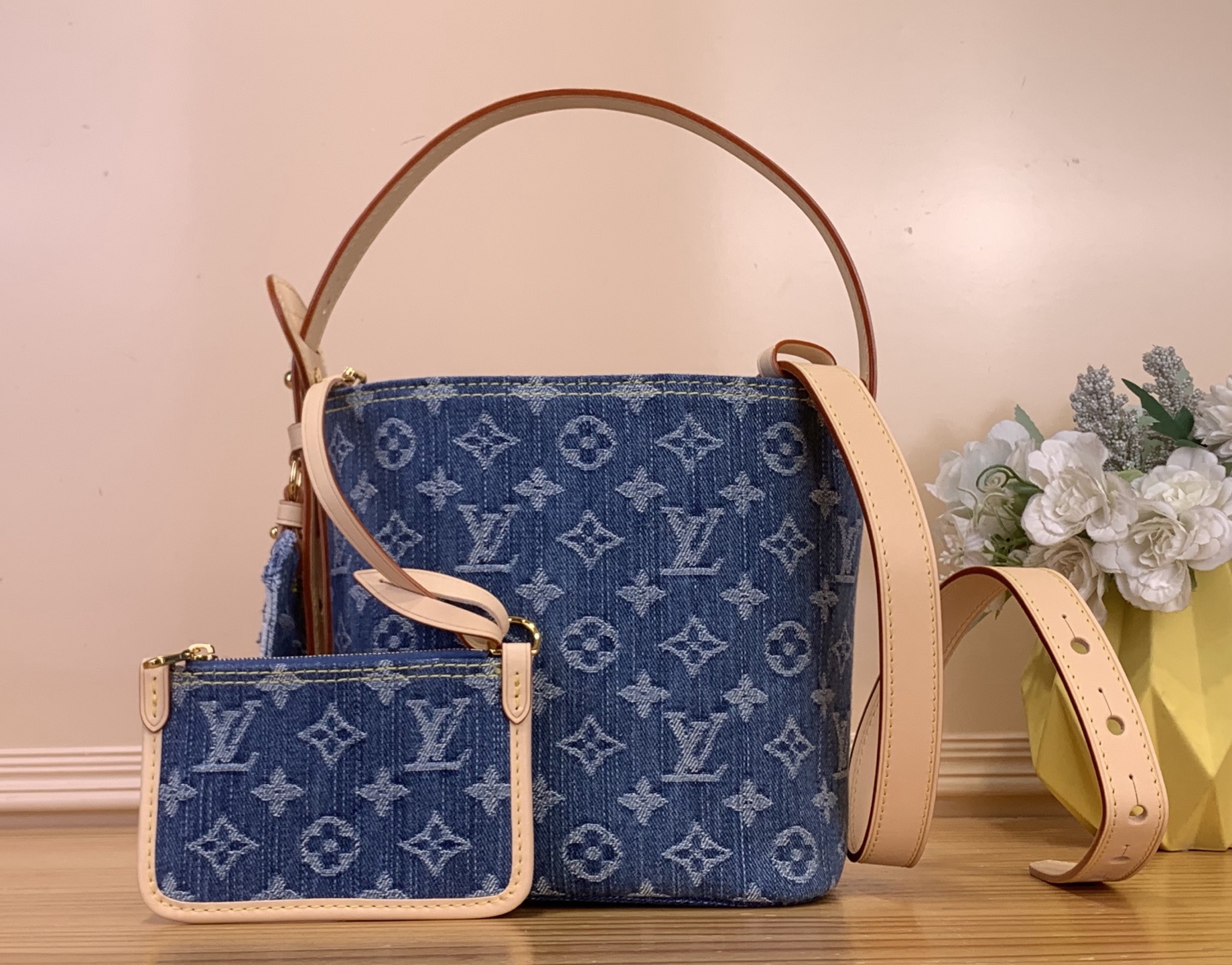 NO:754224,The top original item [All In BB bucket bag] M27626 rose red 28107 blue (denim denim) is made of denim and is newly presented, adding a modern and free atmosphere to the Denim Rendez-Vous sj series. The shape of the bucket bag is cleverly matched with contrasting leather trim and the iconic LV nameplate, paying tribute to the Louis Vuitton archive hard box. The versatile design allows for multiple carrying methods, and the detachable zipper inner pocket adds practical ingenuity.  Dimensions 16 x 18 x 12 cm 5216065,,louis vuitton,louis vuitton19860909顶级原单【All In BB 水桶手袋】M27626 玫红色 28107 蓝色（丹宁牛仔） 取材丹宁布焕新呈现,为 Denim Rendez-Vous sj系列添注现代洒脱气息.水桶包构型巧搭撞色皮革饰边与标志性 LV 名牌,致意路易威登典藏硬箱.百搭设计实现多种背携方式,可拆卸拉链内袋增添实用巧思. 尺寸 16 x 18 x 12厘米 5216065,,louis vuitton,louis vuitton,Bag