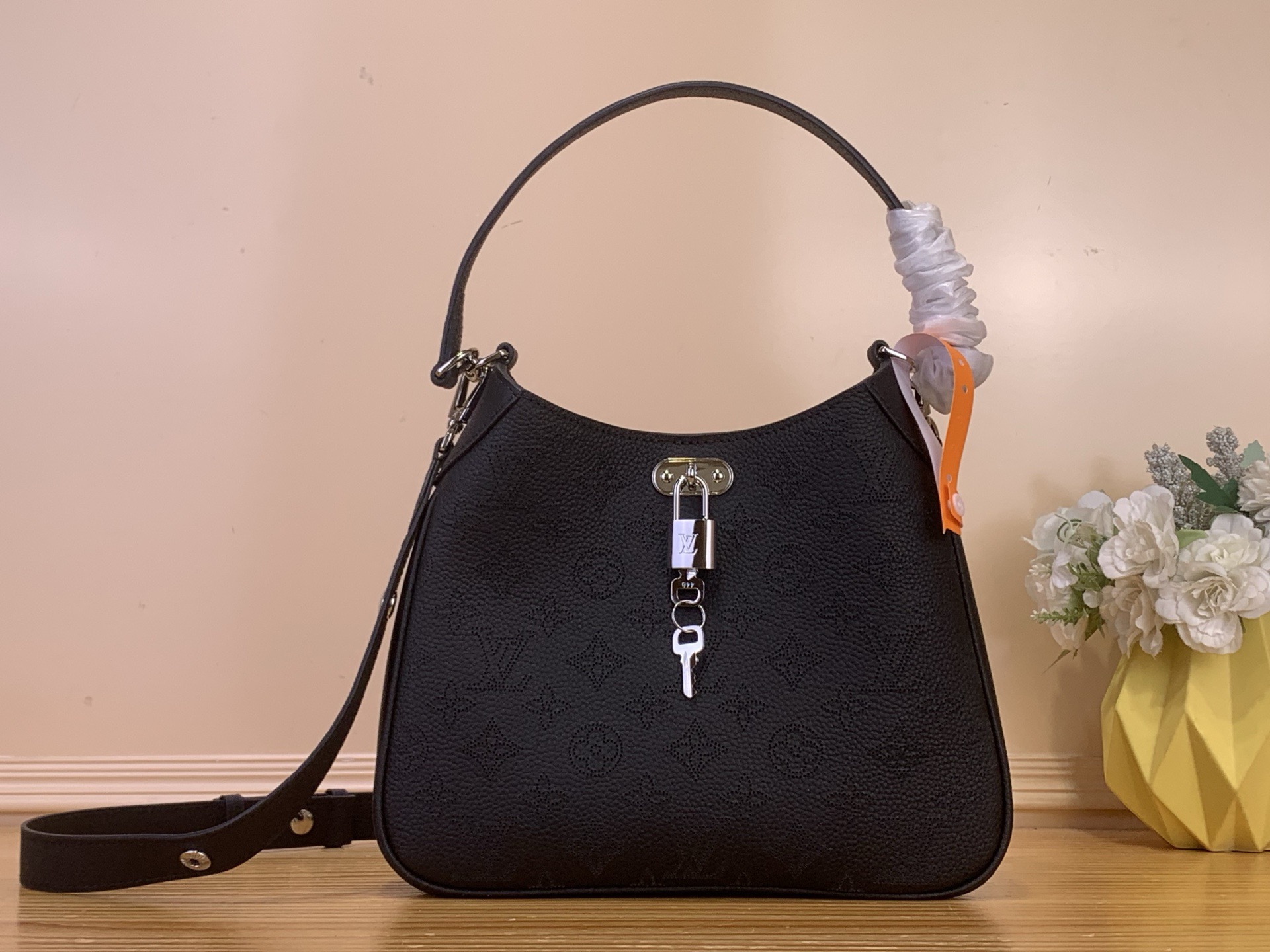 NO:762915,Top original order [ALL AROUND small handbag] m27336 taupe m28306 black m27459 off-white/hollow This All Around small handbag is from the Mahina ys series, made of Monogram perforated cow leather in elegant tones, with a metal LV padlock, adjustable shoulder straps and handles, which can easily brighten up various looks. Dimensions 25 x 20 x 6 cm 7819085 (length  x height x width),,louis vuitton,cowhide19860909顶级原单【ALL AROUND 小号手袋】 m27336 灰褐色 m28306 黑色 m27459 米白色 /镂空 本款 All Around 小号手袋出自 Mahina ys系列,以 Monogram 穿孔牛皮革呈现优雅色调,搭配金属 LV 挂锁、可调节肩带和手柄,可轻松点亮各式造型. 尺寸25 x 20 x 6 厘米 7819085 (长度 x 高 x 宽),,louis vuitton,cowhide,Bag