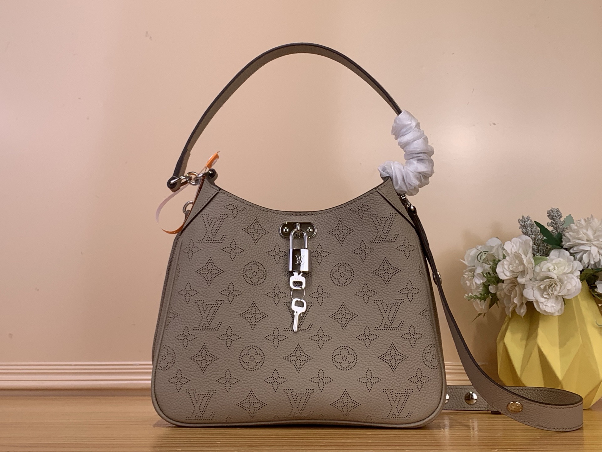 NO:762906,Top original order [ALL AROUND small handbag] m27336 taupe m28306 black m27459 off-white/hollow This All Around small handbag is from the Mahina ys series, made of Monogram perforated cow leather in elegant tones, with a metal LV padlock, adjustable shoulder straps and handles, which can easily brighten up various looks. Dimensions 25 x 20 x 6 cm 7819085 (length  x height x width),,louis vuitton,cowhide19860909顶级原单【ALL AROUND 小号手袋】 m27336 灰褐色 m28306 黑色 m27459 米白色 /镂空 本款 All Around 小号手袋出自 Mahina ys系列,以 Monogram 穿孔牛皮革呈现优雅色调,搭配金属 LV 挂锁、可调节肩带和手柄,可轻松点亮各式造型. 尺寸25 x 20 x 6 厘米 7819085 (长度 x 高 x 宽),,louis vuitton,cowhide,Bag