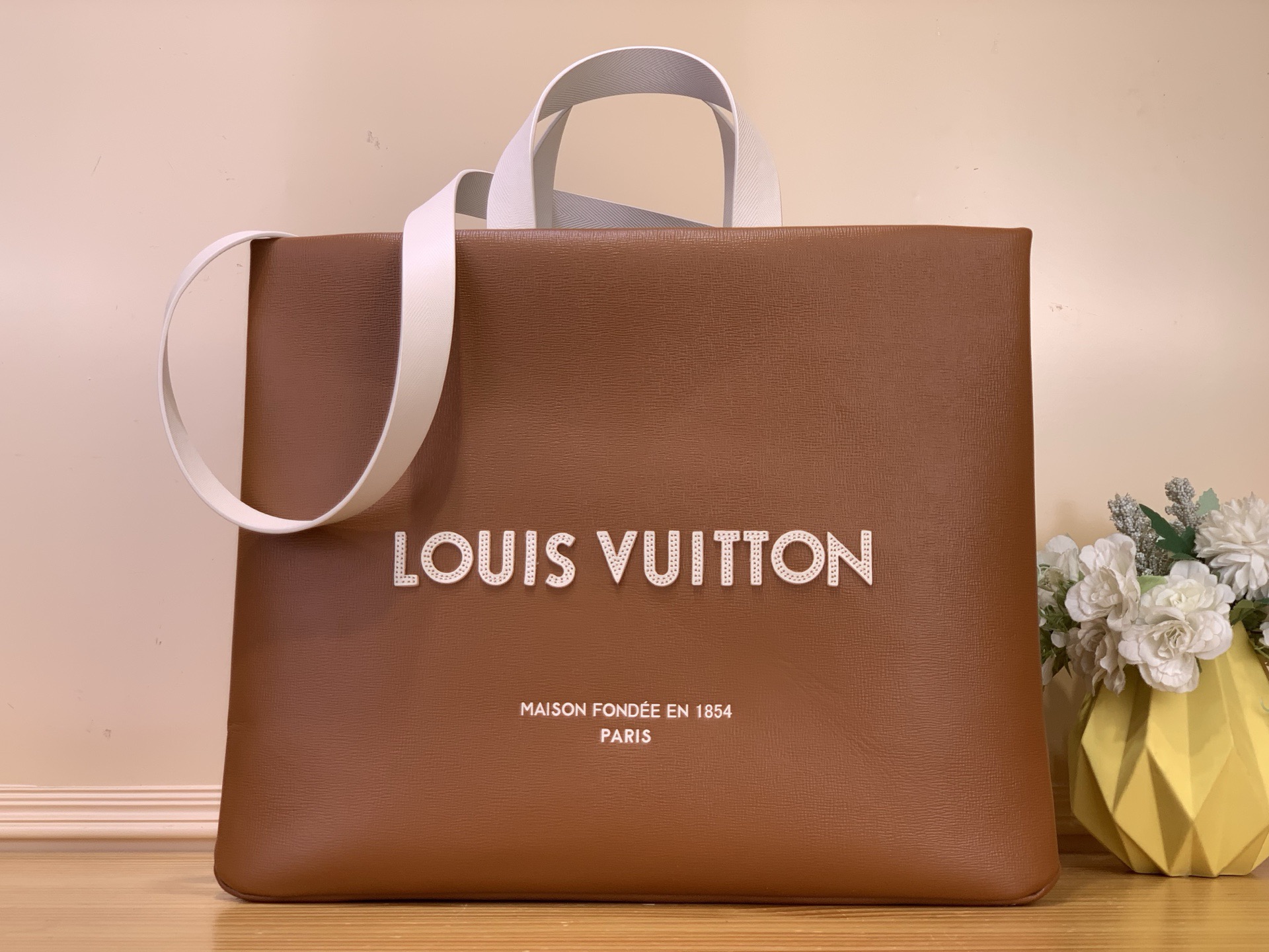 NO:762893,Top original order [SHOER TOTE medium handbag] m27968 Brown This Shoer Tote handbag continues the LV ackaging db series' design concept of turning daily objects into gorgeous items, using cow leather to reinterpret the brand's classic shopping bag. The front and back of the bag are embellished with the brand's embroidered logo, with elegant lining and multiple inner pockets, and a detachable shoulder strap for additional carrying options. Size 32 x 16 x 40 cm  921981000 (height x width x length),,louis vuitton,cowhide19860909顶级原单【SHOER TOTE 中号手袋】 m27968 棕色 本款 Shoer Tote 手袋延续 LV ackaging db 系列将日常物件化为华美单品的设计理念,以牛皮革重新演绎品牌经典购物袋.包身正背面点缀品牌刺绣标识,搭配雅致内衬与多重内袋,可拆卸肩带增添背携选择. 尺寸32 x 16 x 40 厘米 921981000 (高 x 宽 x 长度),,louis vuitton,cowhide,Bag